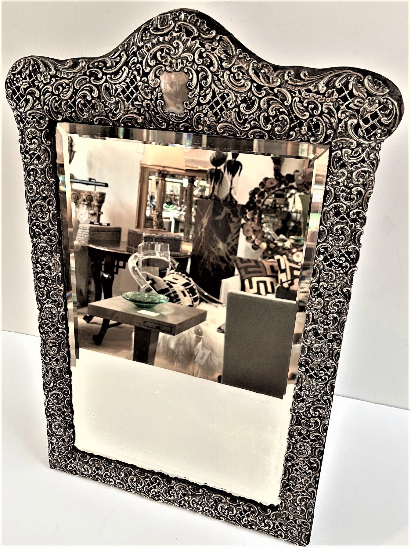 Miroir ancien en argent sterling biseauté de William Comyns, 1903 en vente 1