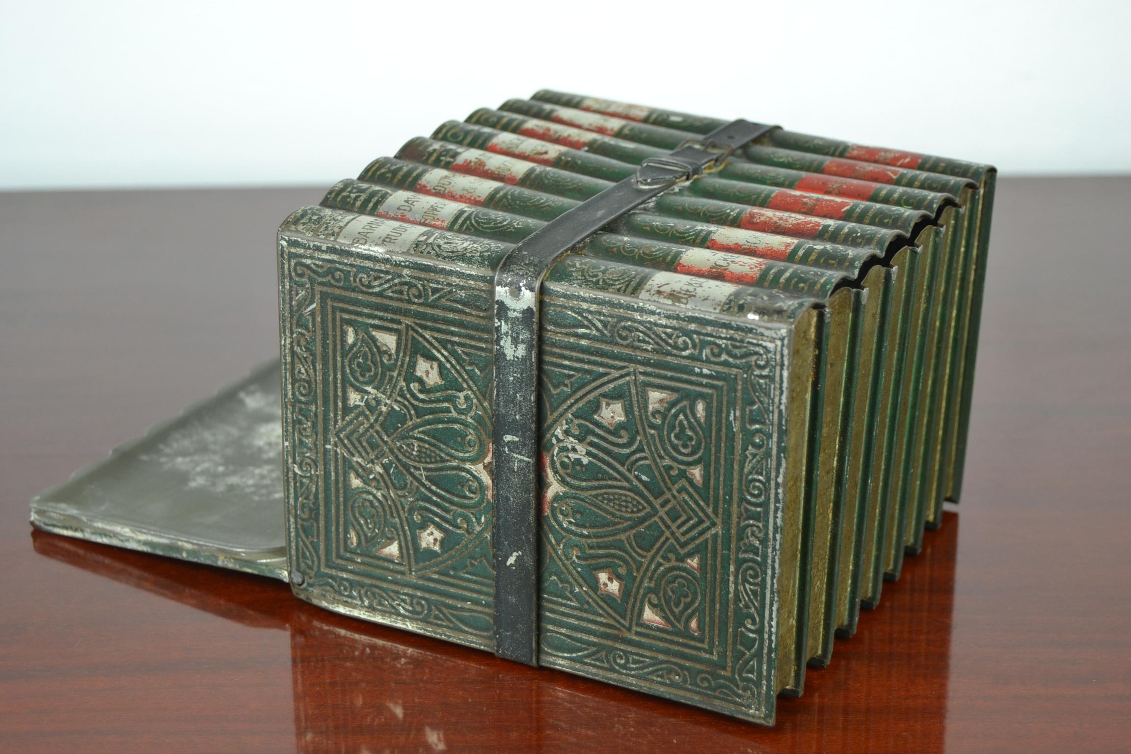 Huntley and Palmers Tin Bounded Book Box , Dickens Serie, England , Early 20th C 2