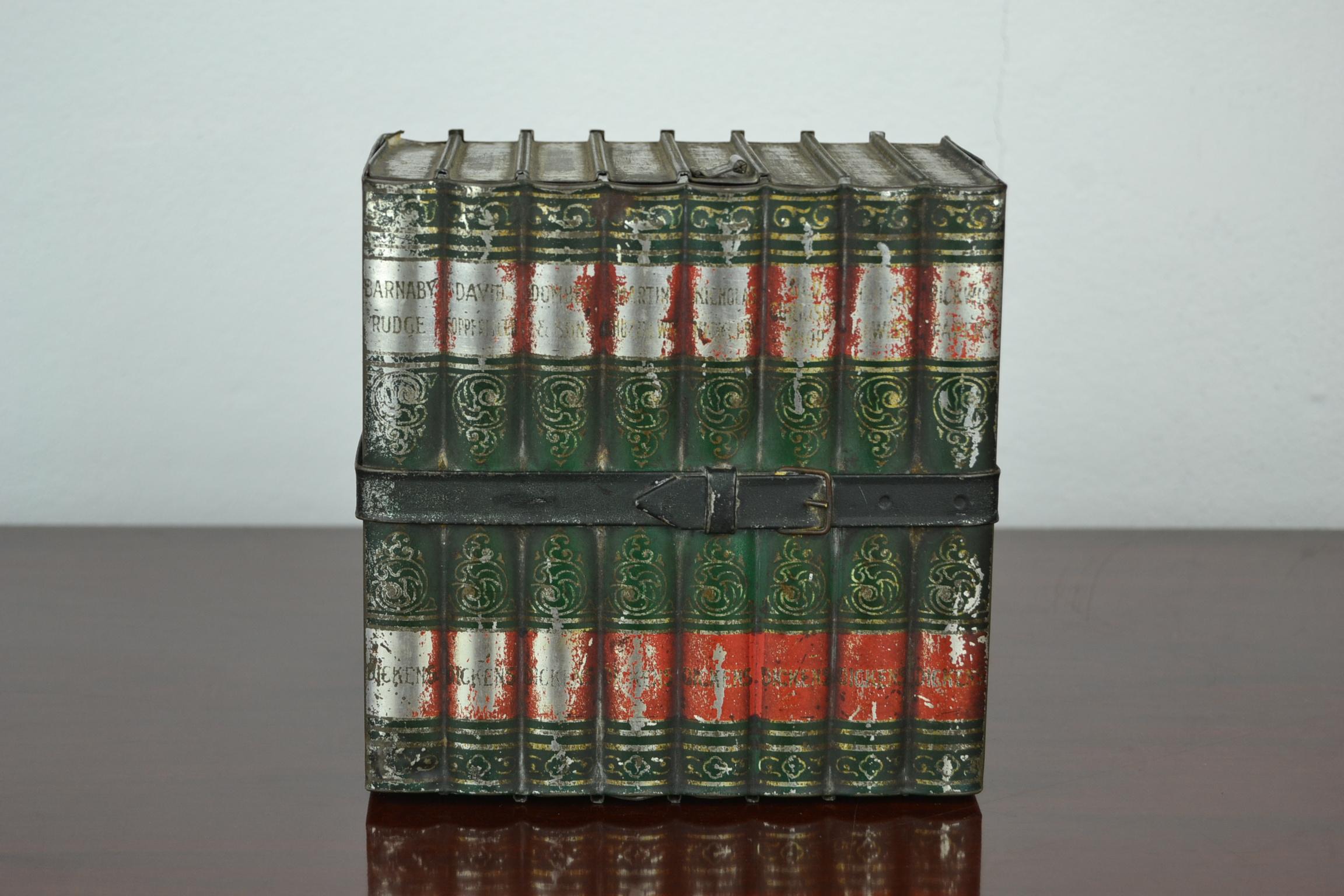 Early 1900 Antique lithographic Tin Box  from Huntley and Palmers  - Modelled as Eight Leather Bound Books - Librabry books - Dickens Serie Tin Biscuit Box.

This British biscuit Tin looks like real librabry Books bounded with a leather strap.
The