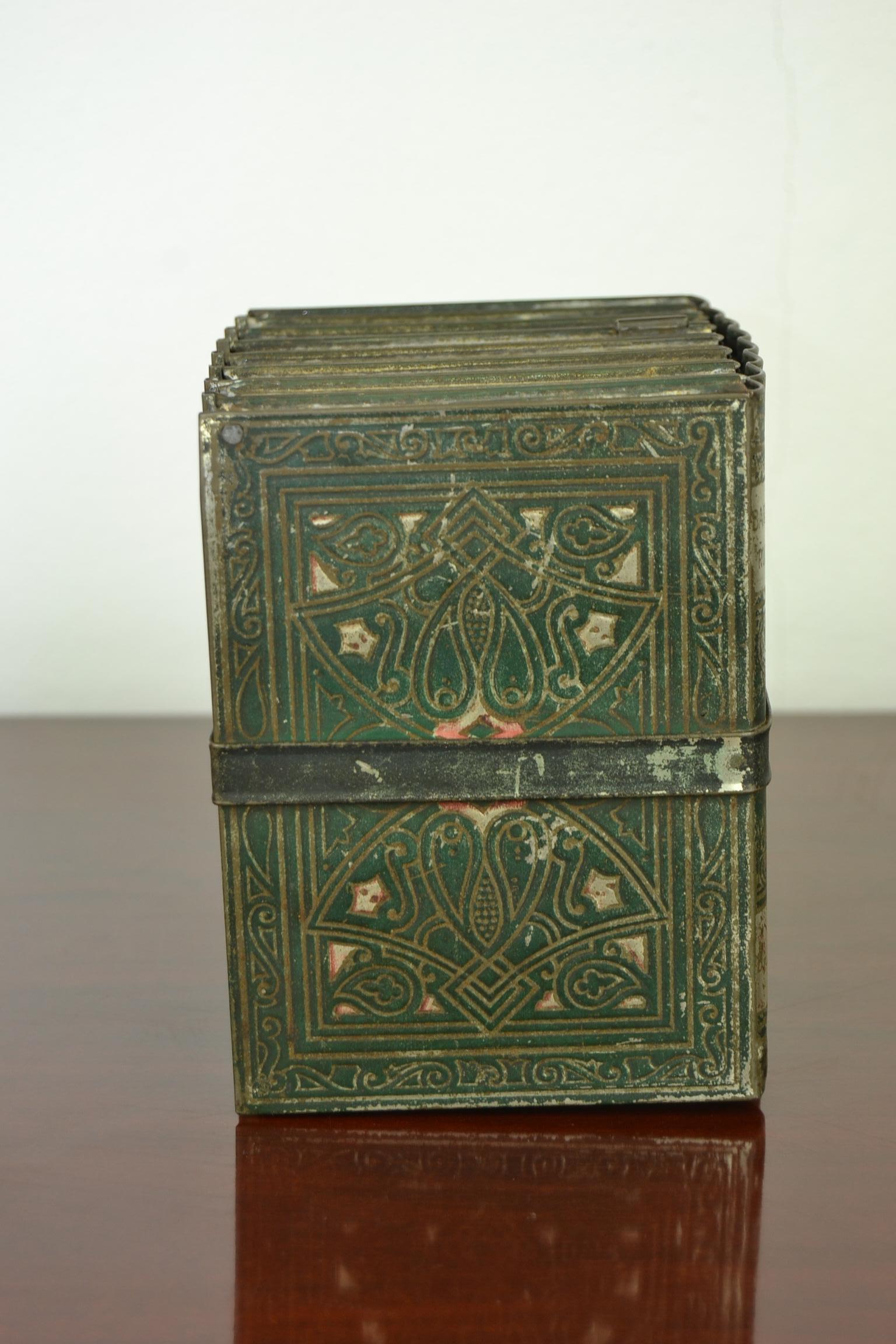 English Huntley and Palmers Tin Bounded Book Box , Dickens Serie, England , Early 20th C