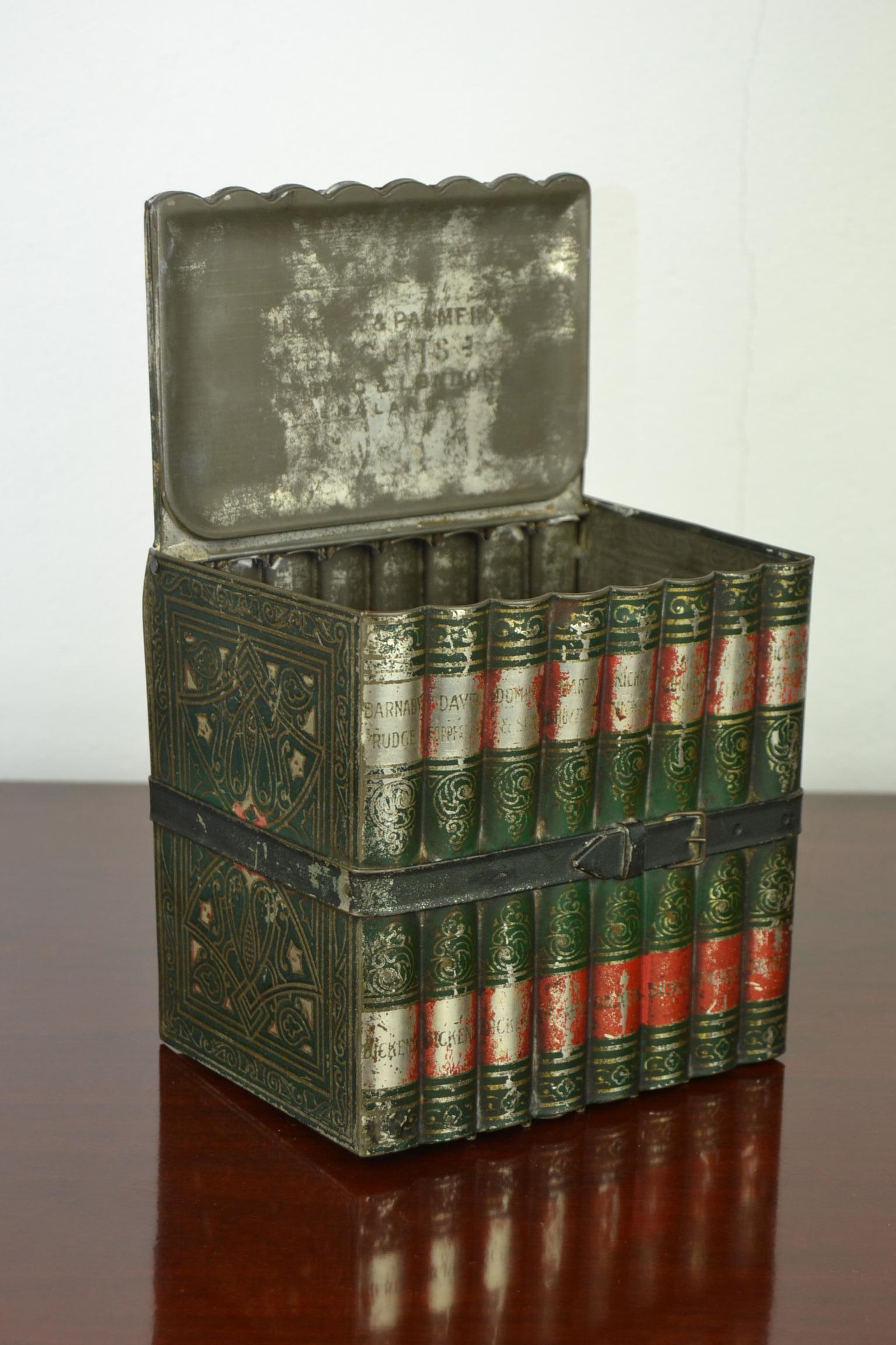 Huntley and Palmers Tin Bounded Book Box , Dickens Serie, England , Early 20th C In Good Condition In Antwerp, BE