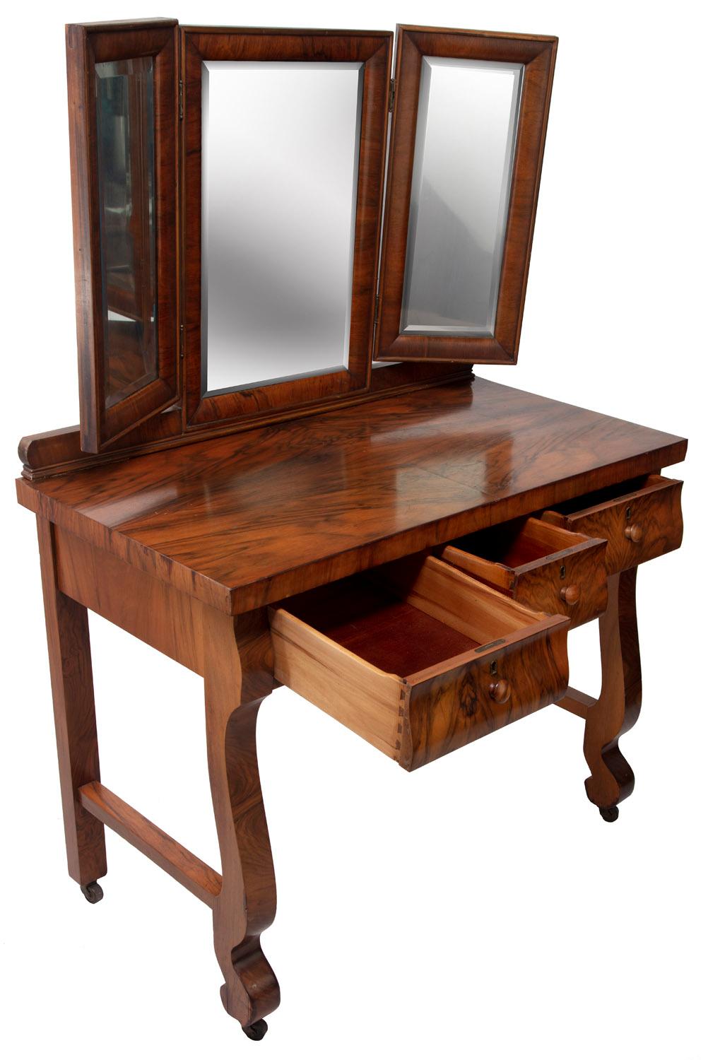 1903 Marvel Bevelled Three Mirror Oak Vanity For Sale 4