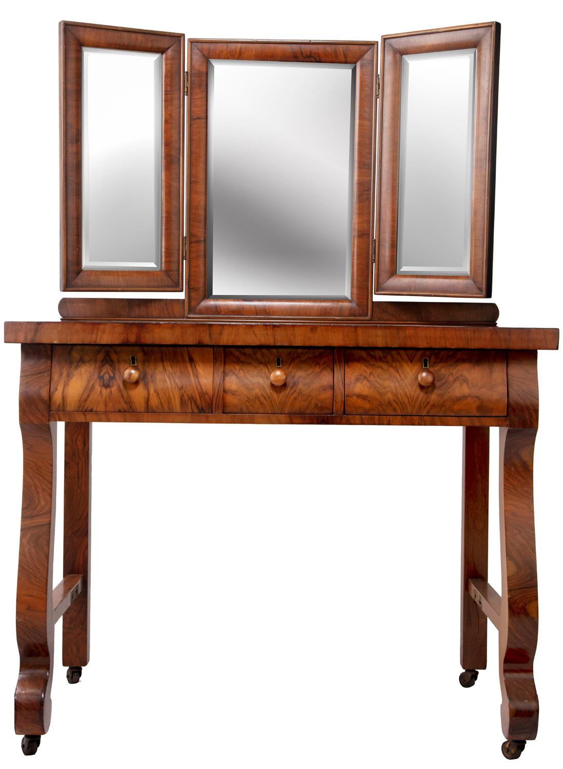 1903 Marvel Bevelled Three Mirror Oak Vanity For Sale 5