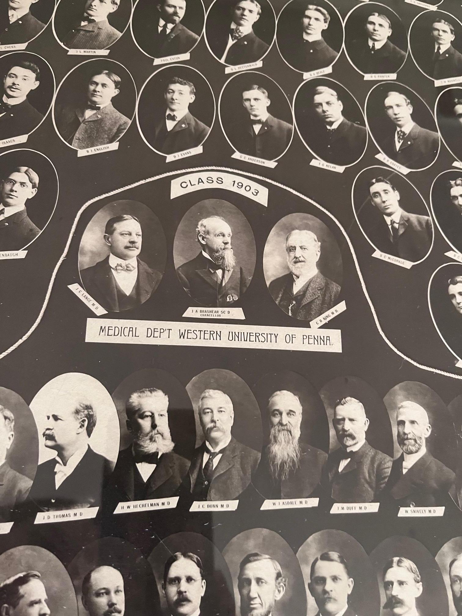Photographie de classe de médecins diplômés de l'université Western, Pennsylvanie, 1903 État moyen - En vente à Red Lion, PA