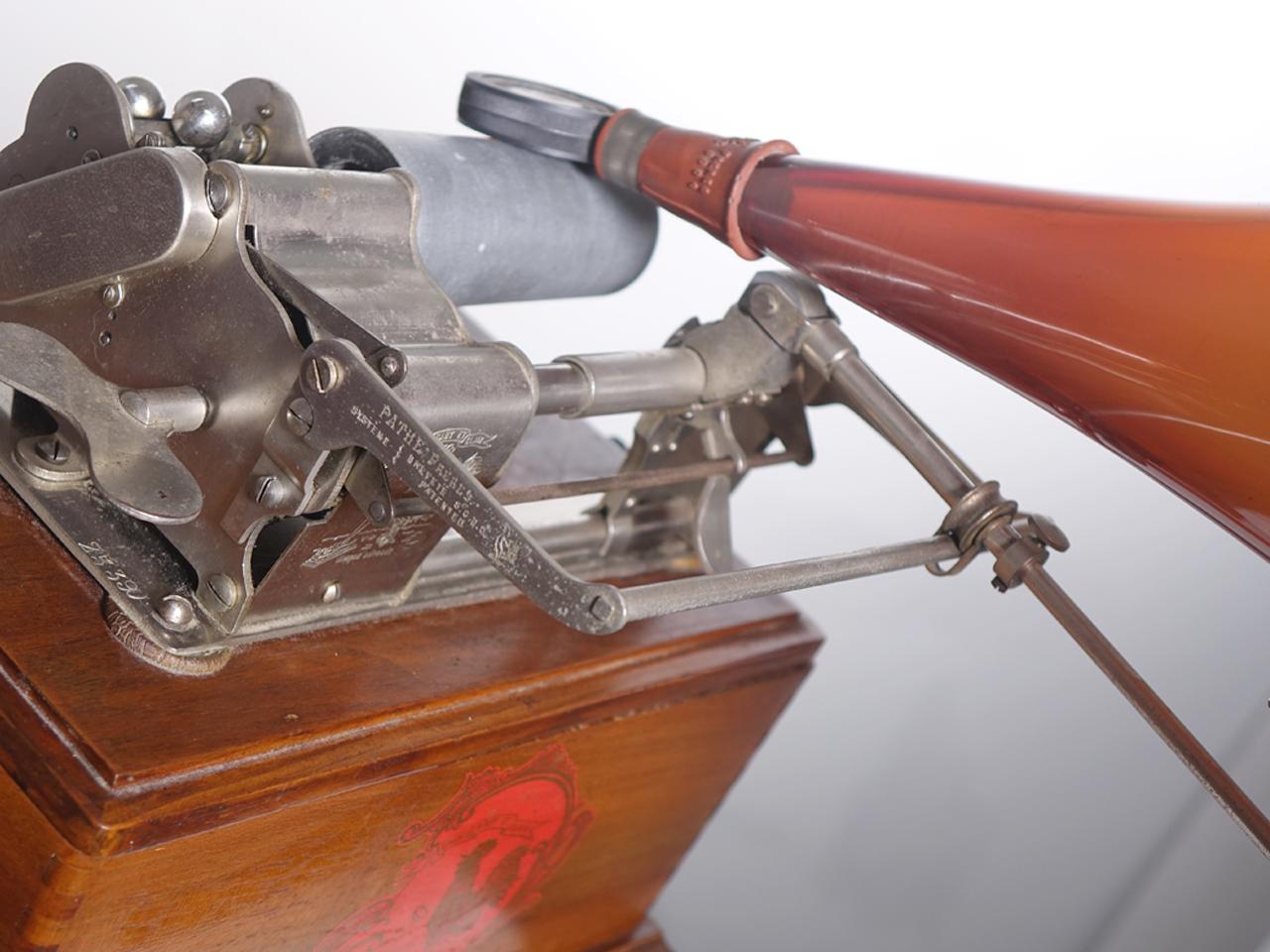 Français gramophone Pathe à cornet en verre ambré de 1904