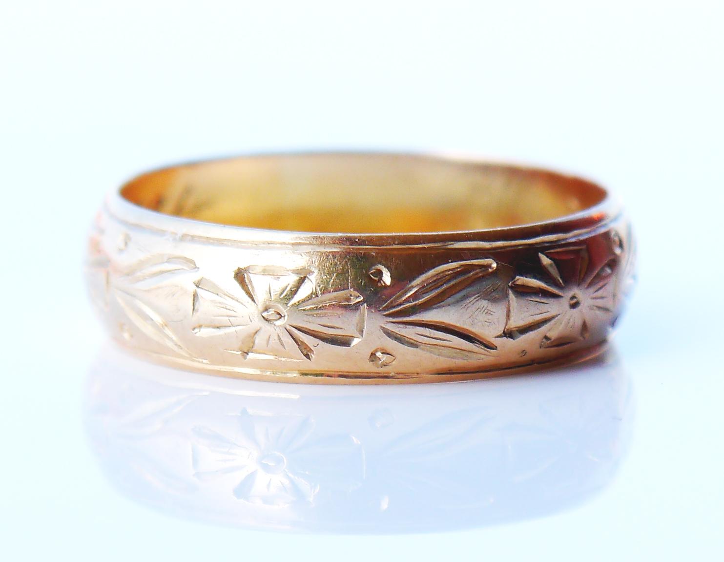 Feiner 18K Antique Rose Gold Ehering .

Graviertes Kreuz/Blumen-Ornament um den Schaft.

Hergestellt in Schweden. Werkstatt von M.B Sten ,Stadt Halmstad , gestempelt 18K.

Jahresmarke: B7 / hergestellt im Jahr 1904 . Gestochen von Anna 21/5