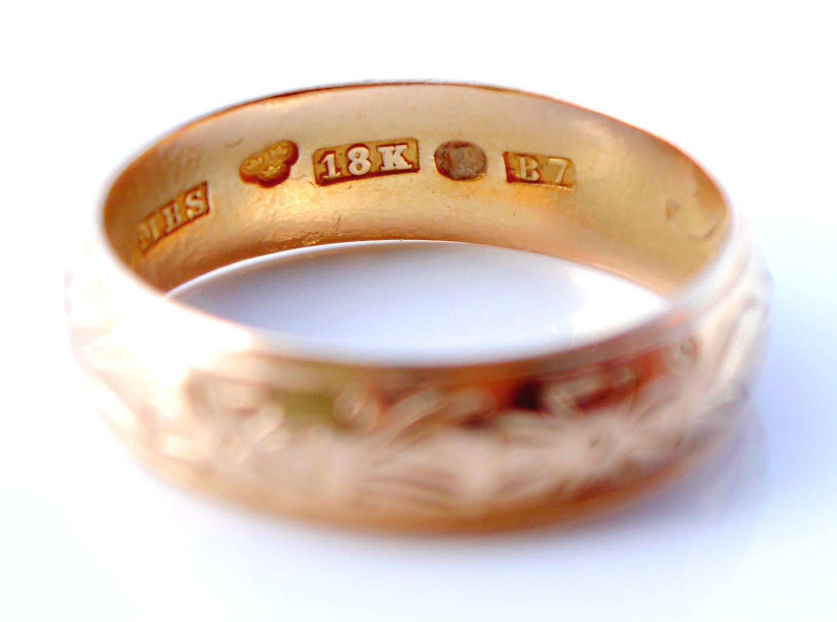 Women's or Men's 1904 Antique European Wedding Ring solid 18K Gold Ø 9.5 US / 4.3 gr For Sale