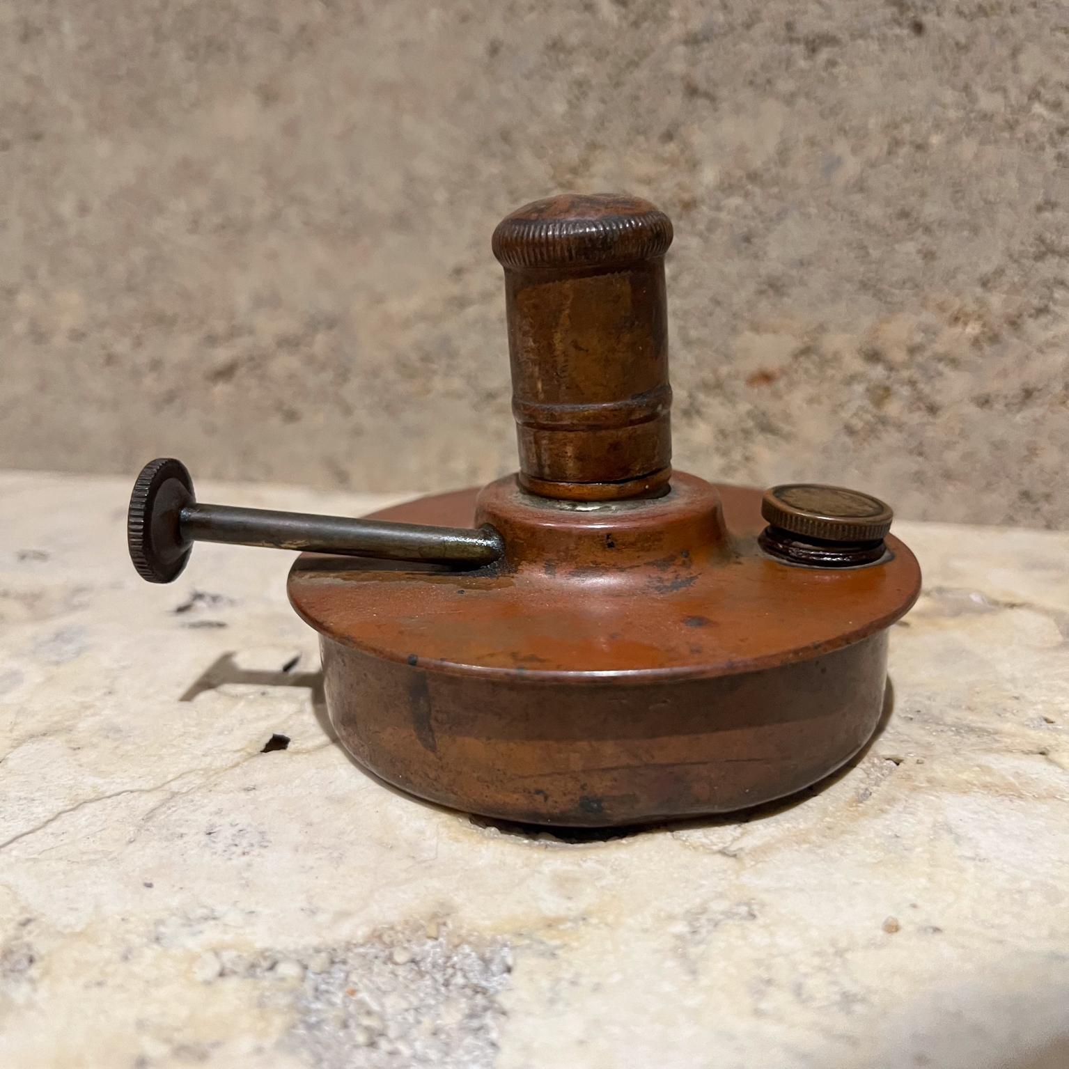 Lampe à huile en cuivre patiné en laiton d'époque 1900
Base pour percolateur à café, chauffe-plat, lampe à combustible en cuivre et laiton
3,75 x 4,5 x 3 H
Manning Bowmans & Co. Brûleur à huile en cuivre #1796104 estampillé
Testé et fonctionnant.
