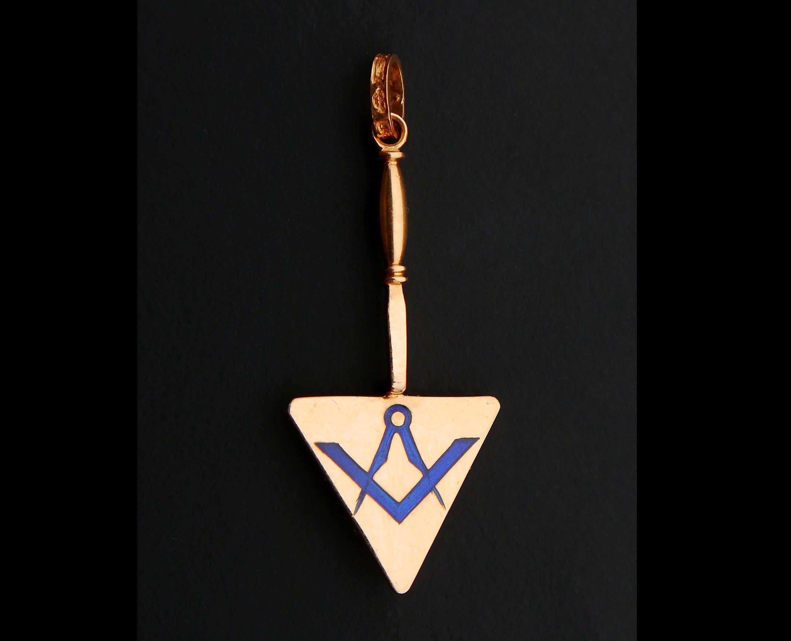 Art Nouveau 1904 Ciondolo antico a forma di cazzuola Massone Smalto massonico in oro massiccio 18K / 2,9gr in vendita