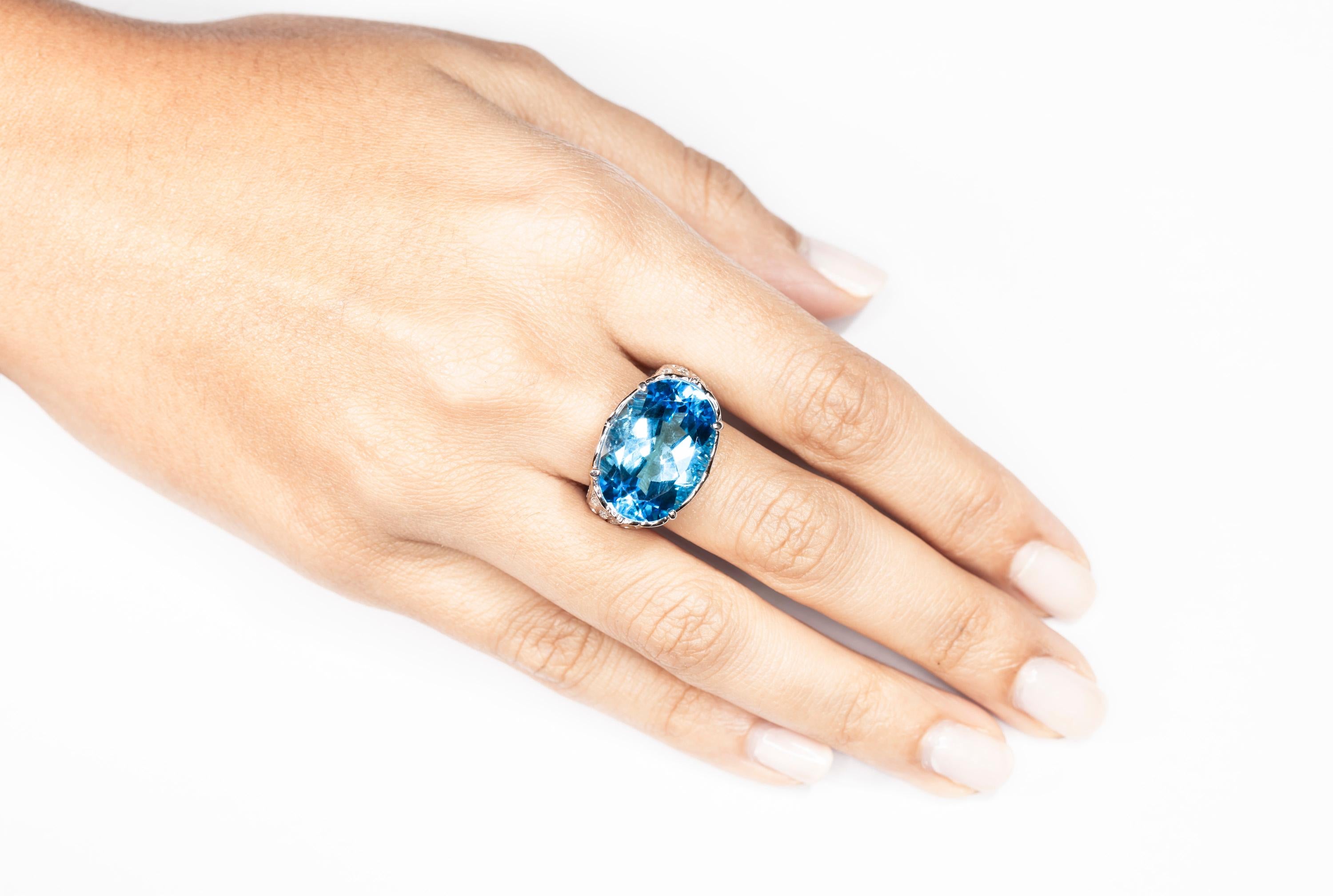 19.04 Carat Oval Blue Topaz Diamond 18 Karat White Gold Cocktail Ring In New Condition For Sale In Hong Kong, Kowloon