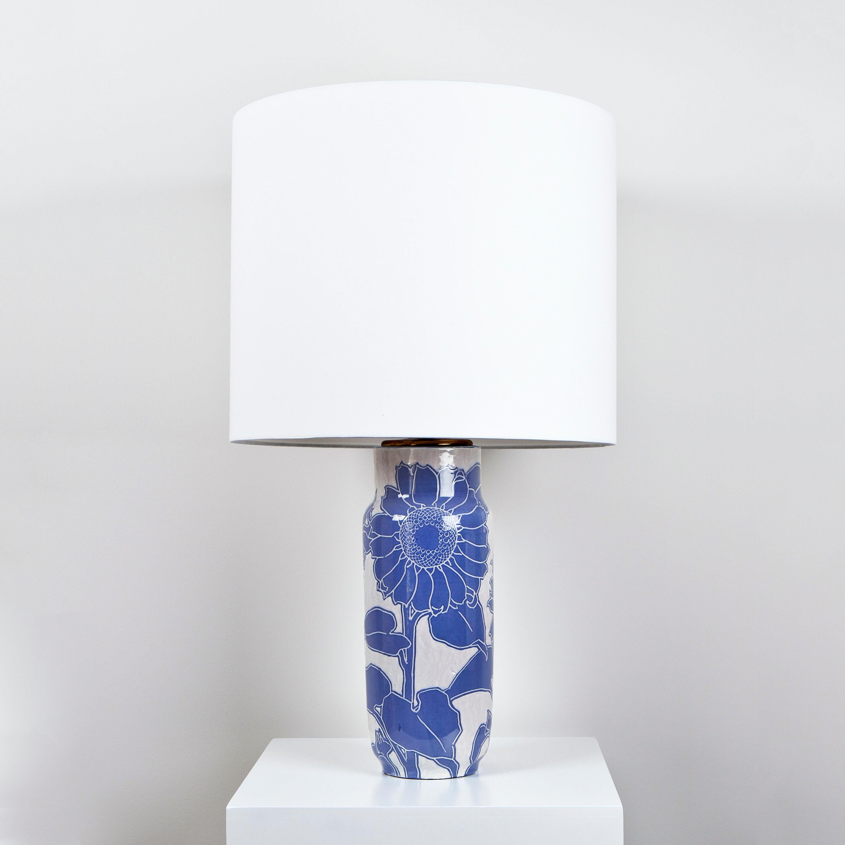1904 Gunnar Wennerberg Ceramic Table Lamp with Floral Motifs In Good Condition For Sale In Madrid, ES
