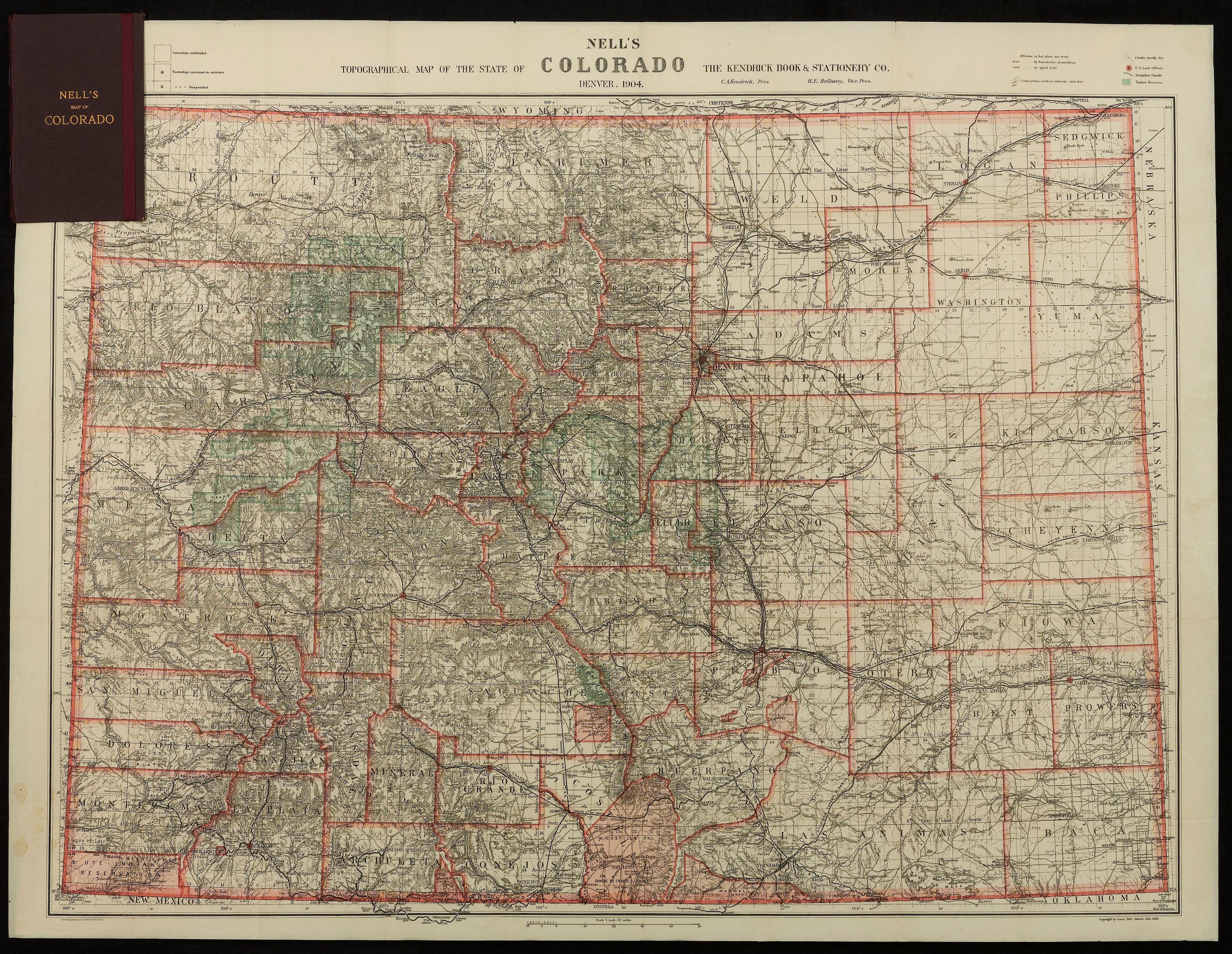 Cette carte de poche très détaillée est une carte topographique de l'État du Colorado réalisée par Louis Nell en 1904. La carte 