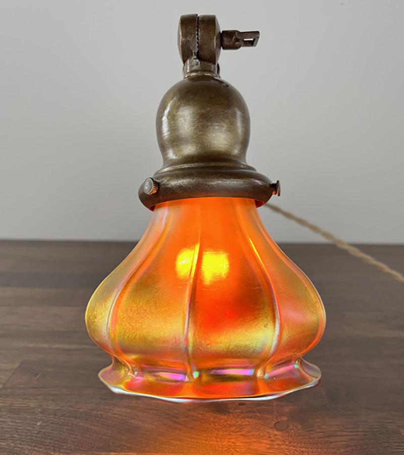 Début du 20ème siècle Lampe de bureau réglable pour piano/roll top avec abat-jour en verre d'art américain ancien, 1905 en vente