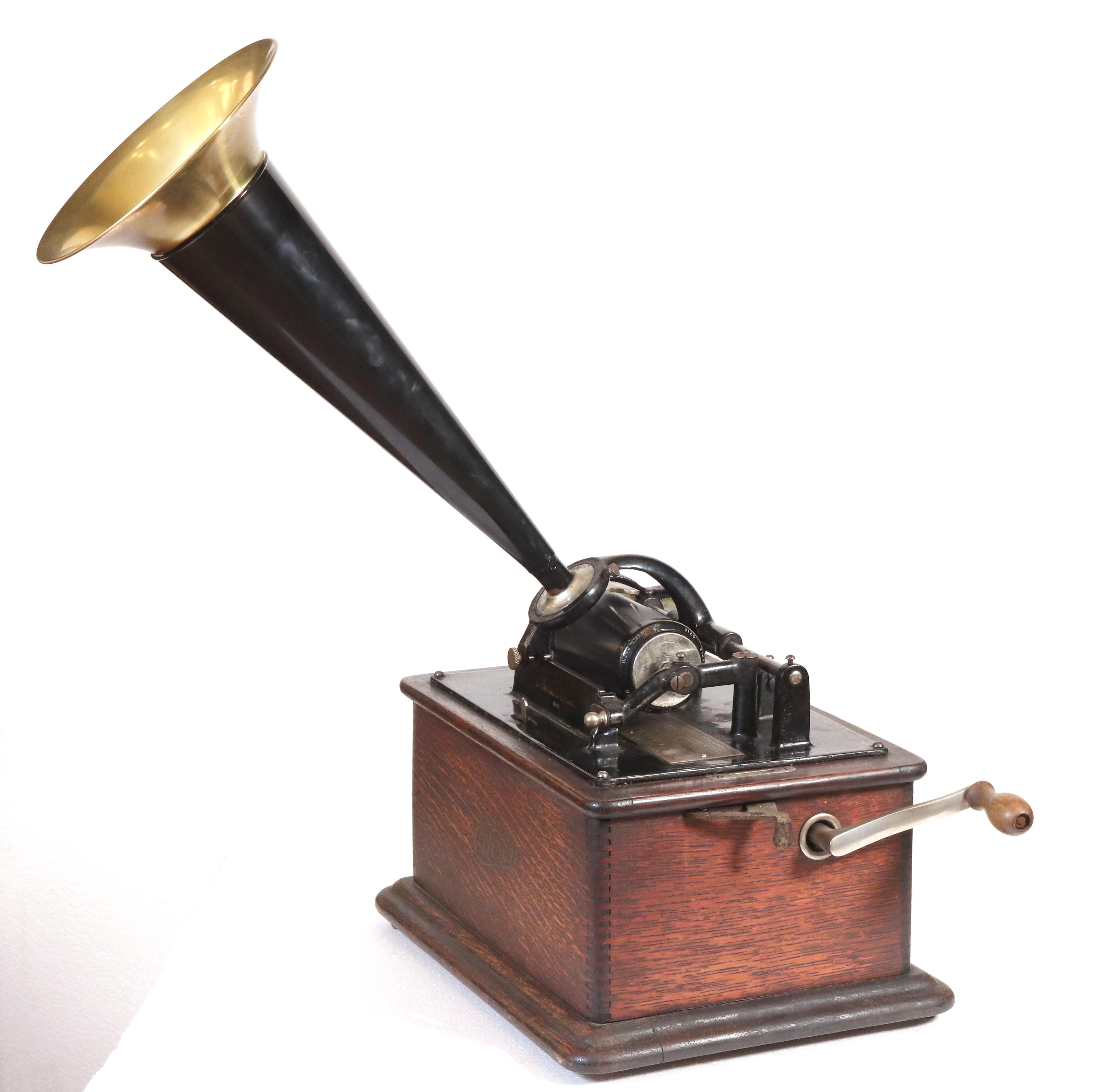 Antiguo fonógrafo Edison Standard fabricado por National Phonograph Co. Incluye la máquina con la tapa y el cuerno del maletín de roble. Número de serie S393951. Buen estado, con el desgaste propio de la edad. Buen estado de funcionamiento. Uno