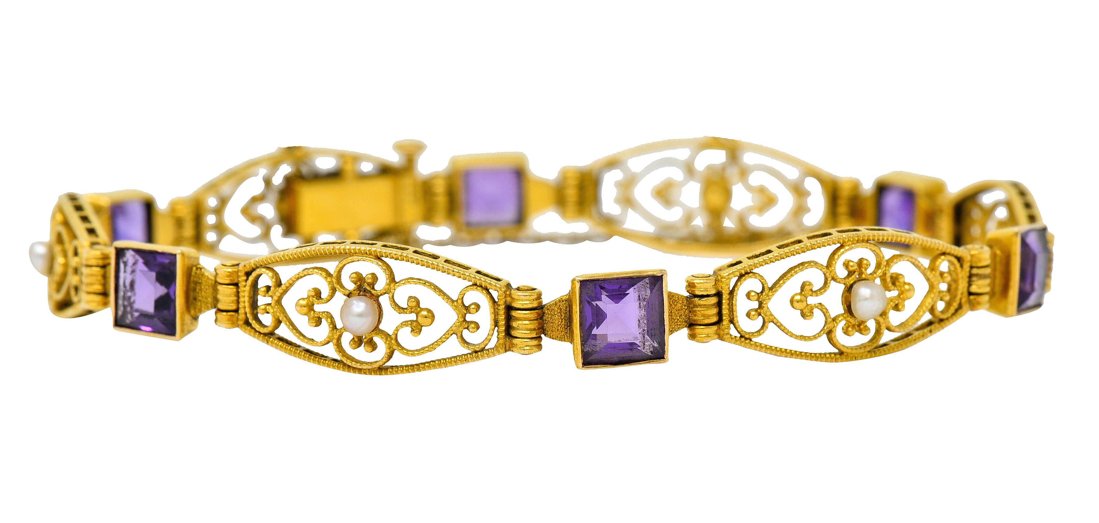 Armband besteht aus länglichen Gliedern:: die ein stilisiertes Herzmotiv darstellen

Tief geriffelt mit Goldperlendetails und einer 2::5 mm großen runden Knopfperle

Gut abgestimmt in cremefarbenem Körper mit starken roséfarbenen Obertönen und sehr
