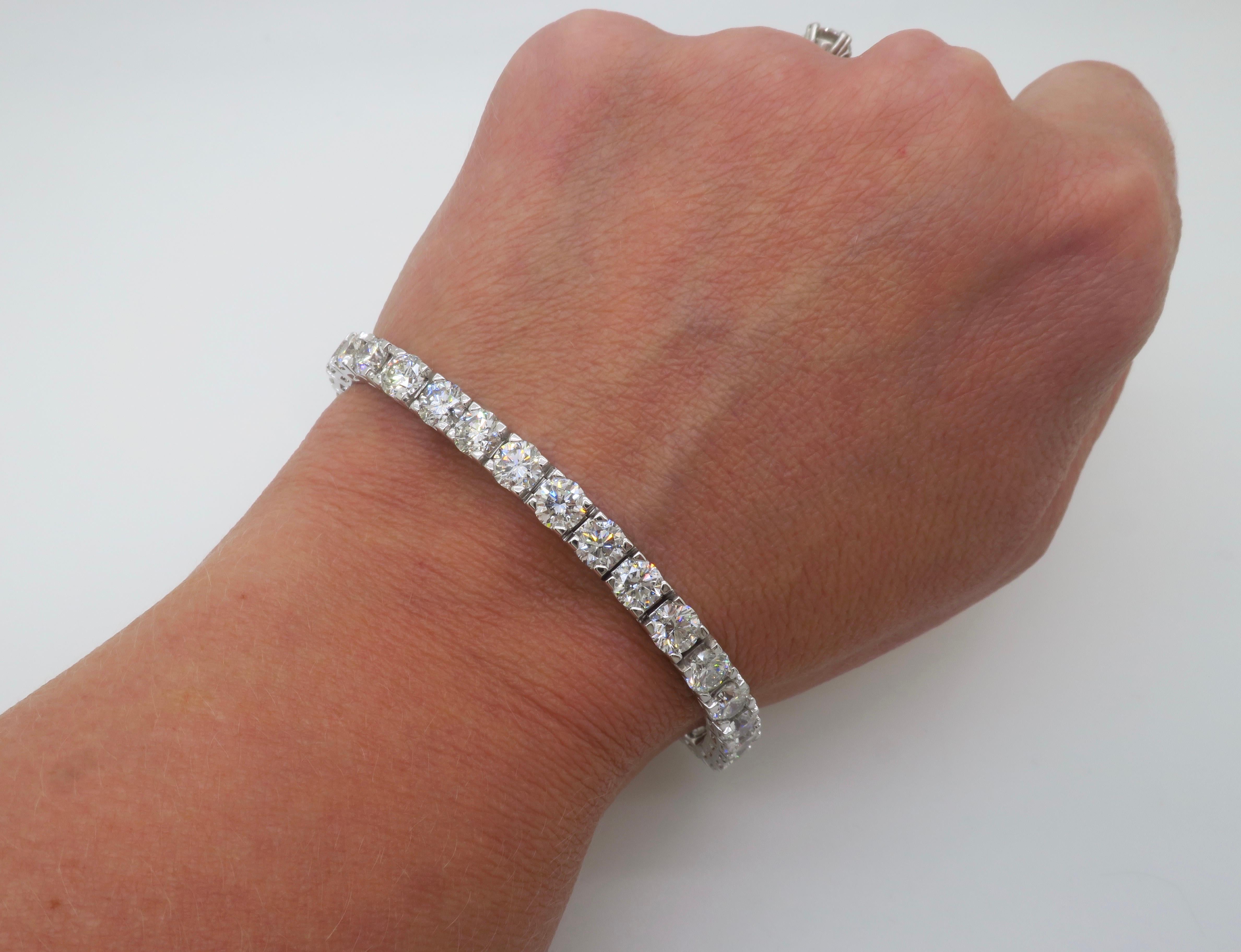 Stupendo bracciale tennis con diamanti di 19,05 carati di diamanti estratti dalla terra, realizzato in oro bianco 14 carati. 

Pietra preziosa: Diamante estratto dalla terra
Peso in carati dei diamanti: 19.05CTW - in media .50ct per ogni diamante
