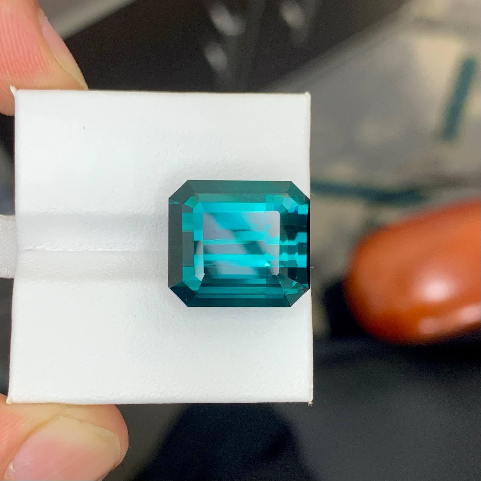 Moderne 19.05 Carat Natural Loose Blue Color Tourmaline Emerald Cut Afghan Gemstone (pierre précieuse afghane) en vente