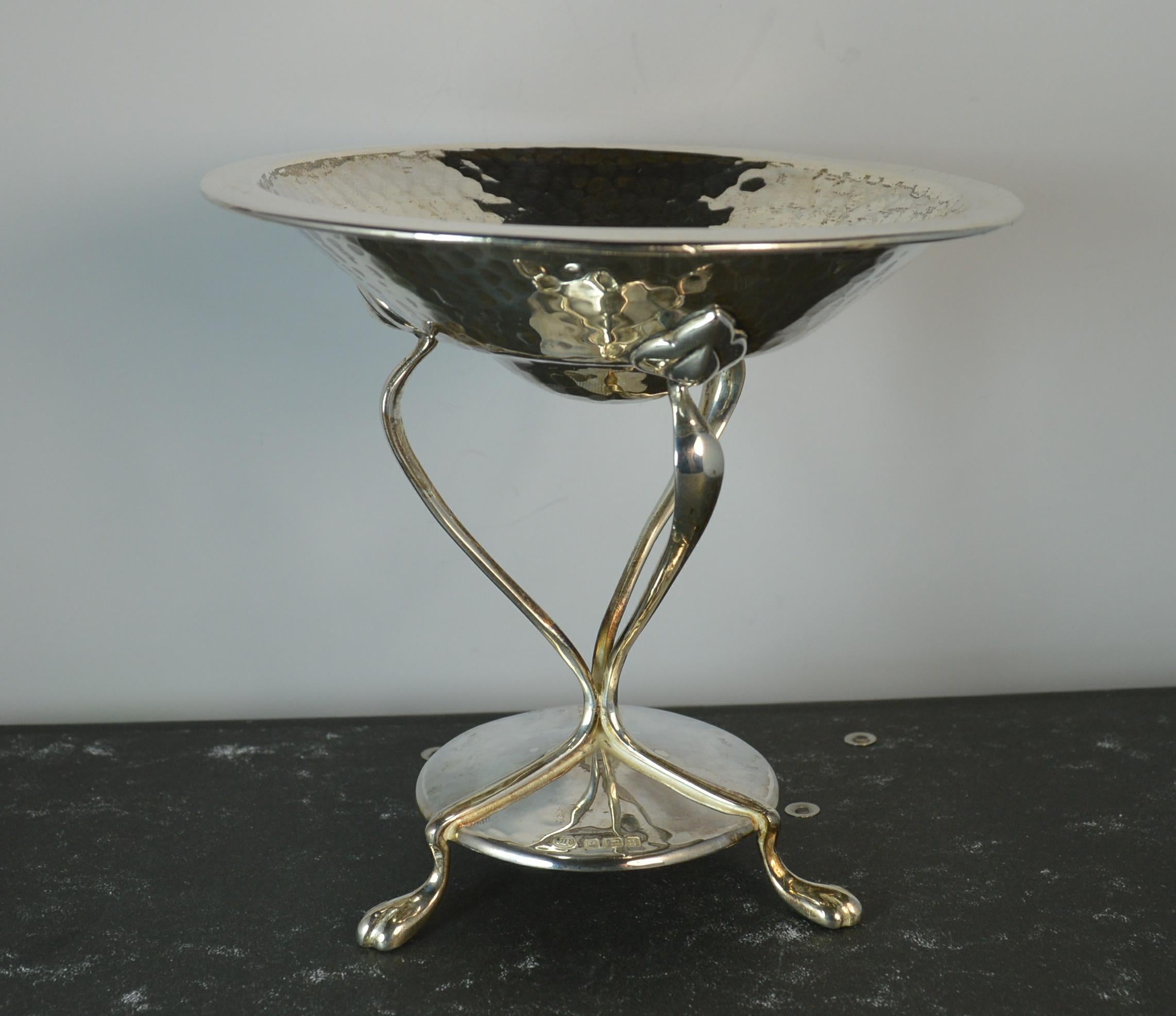 A very stylish comport or tazza.
English hallmarked sterling silver example.
Arts and crafts design with three feet on silver tubes and a hammered finish.

Hallmarks ; lion, Sheffield crown, date letter n and makers marks
Size ; 12.5cm diameter,