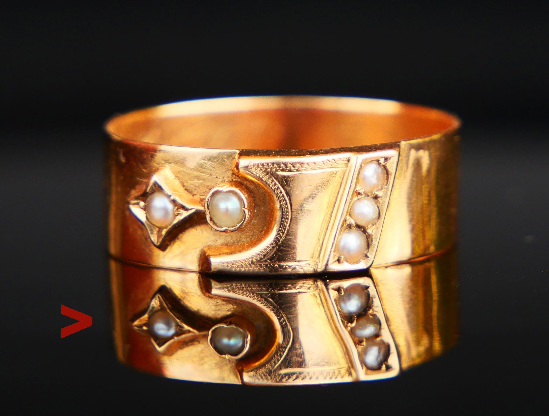 Anello decorato con cinque perle naturali Swedish River di qualità pregiata con decorazioni in rilievo e accenti incisi a mano. Il nastro è largo 6,5 mm, le perle hanno un diametro di circa 2 mm ciascuna.

Questo anello è stato realizzato a mano a