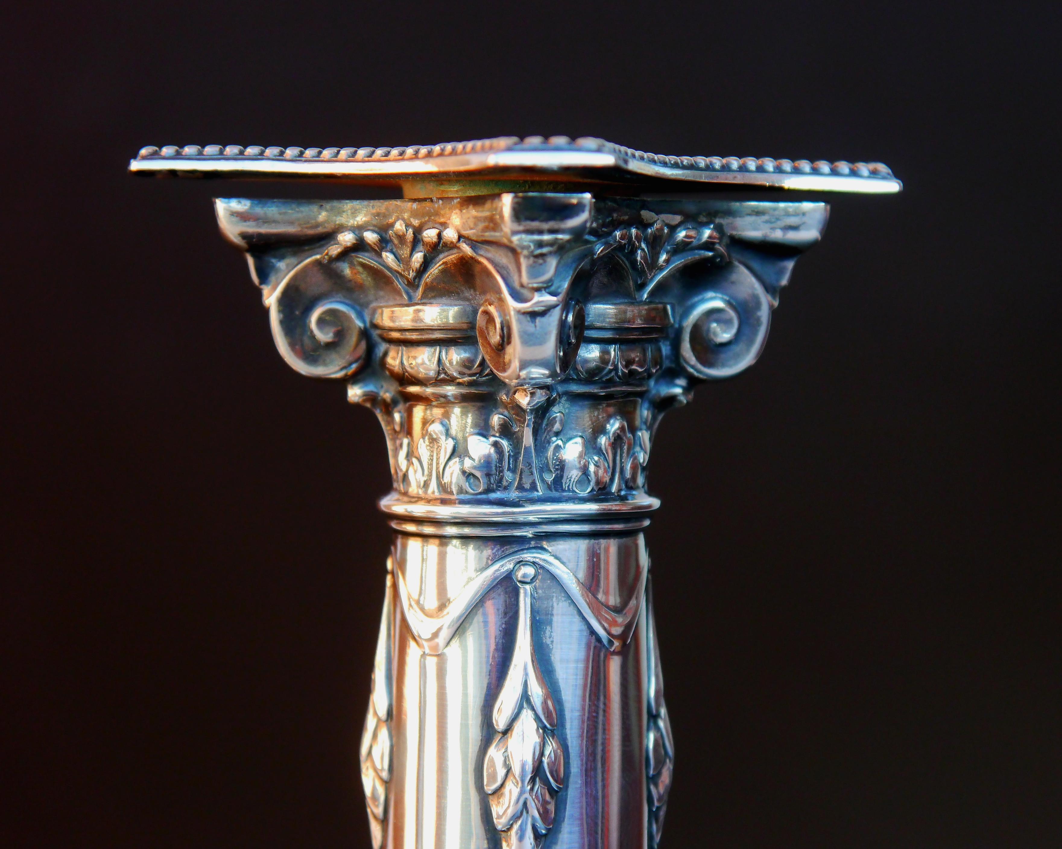 Grec classique 1905 Paire de bougeoirs Colonnes corinthiennes néoclassiques / 372 gr en vente