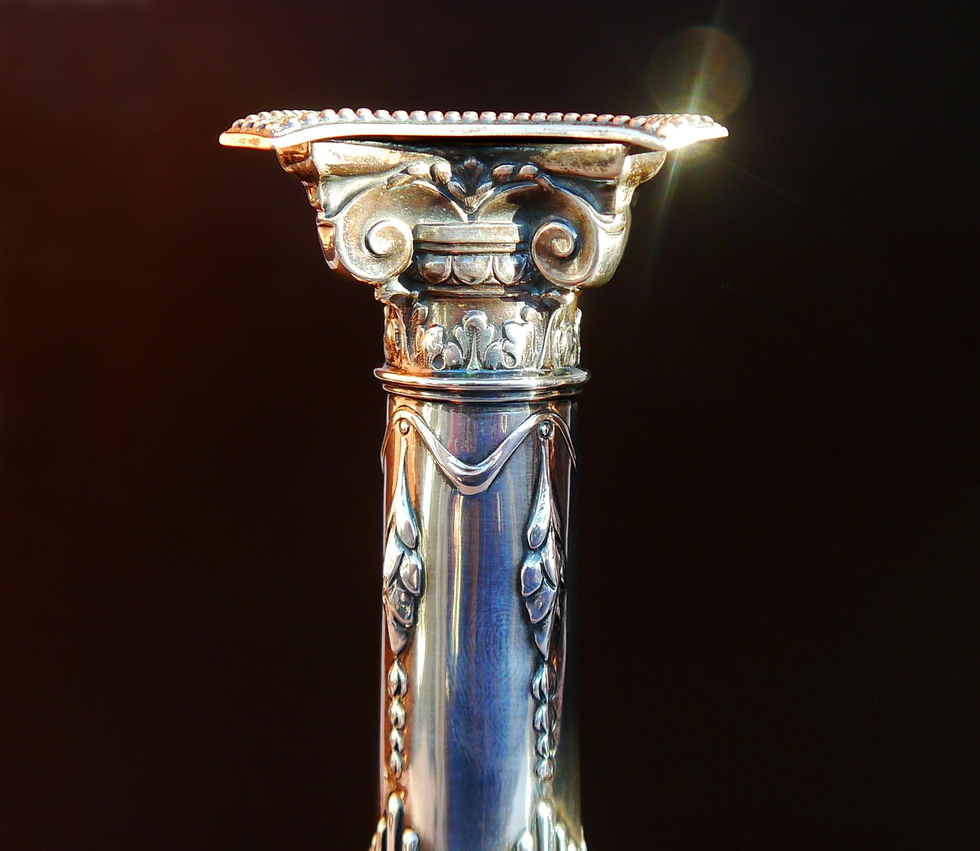 1905 Paire de bougeoirs Colonnes corinthiennes néoclassiques / 372 gr Unisexe en vente