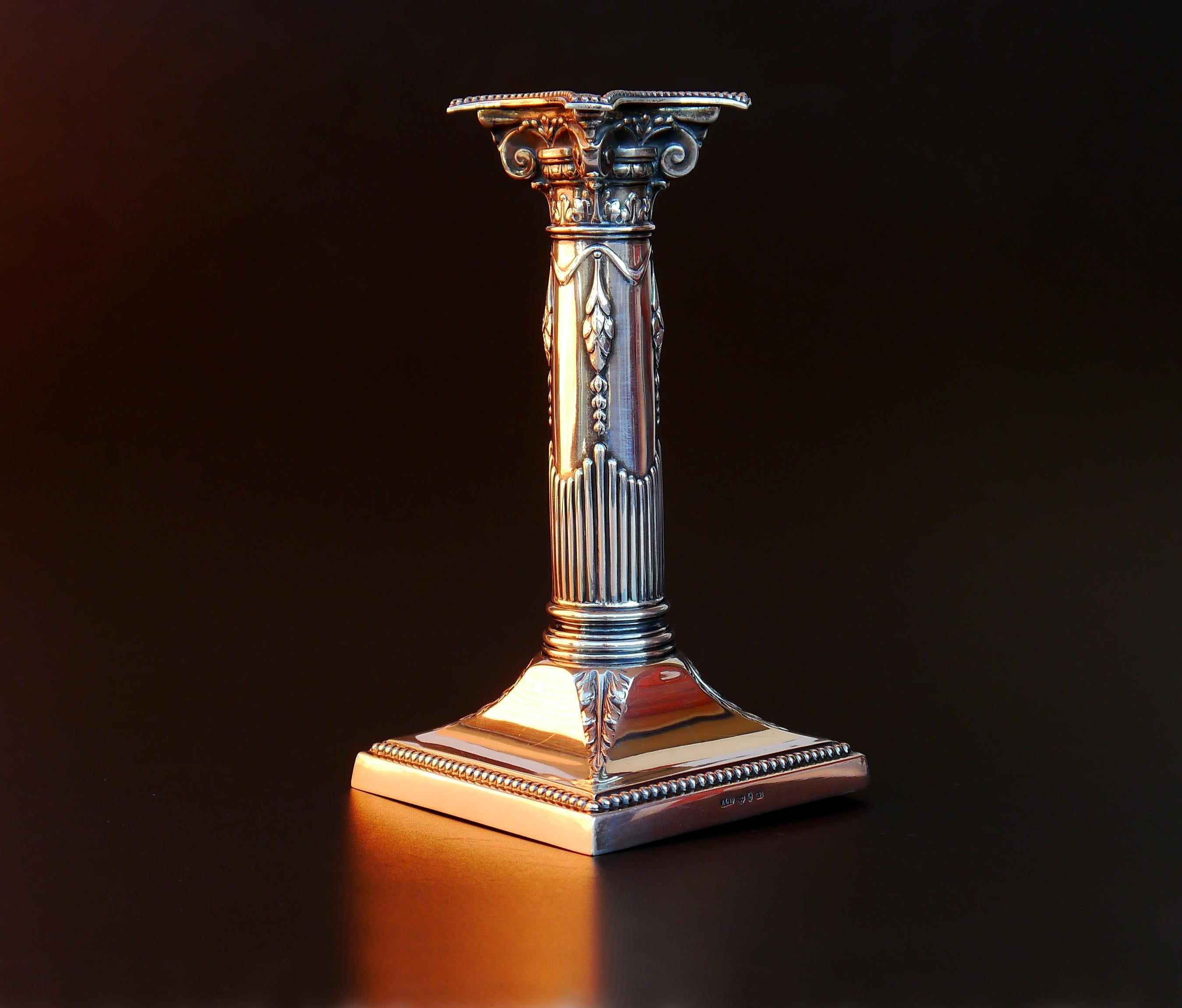 1905 Paire de bougeoirs Colonnes corinthiennes néoclassiques / 372 gr en vente 1