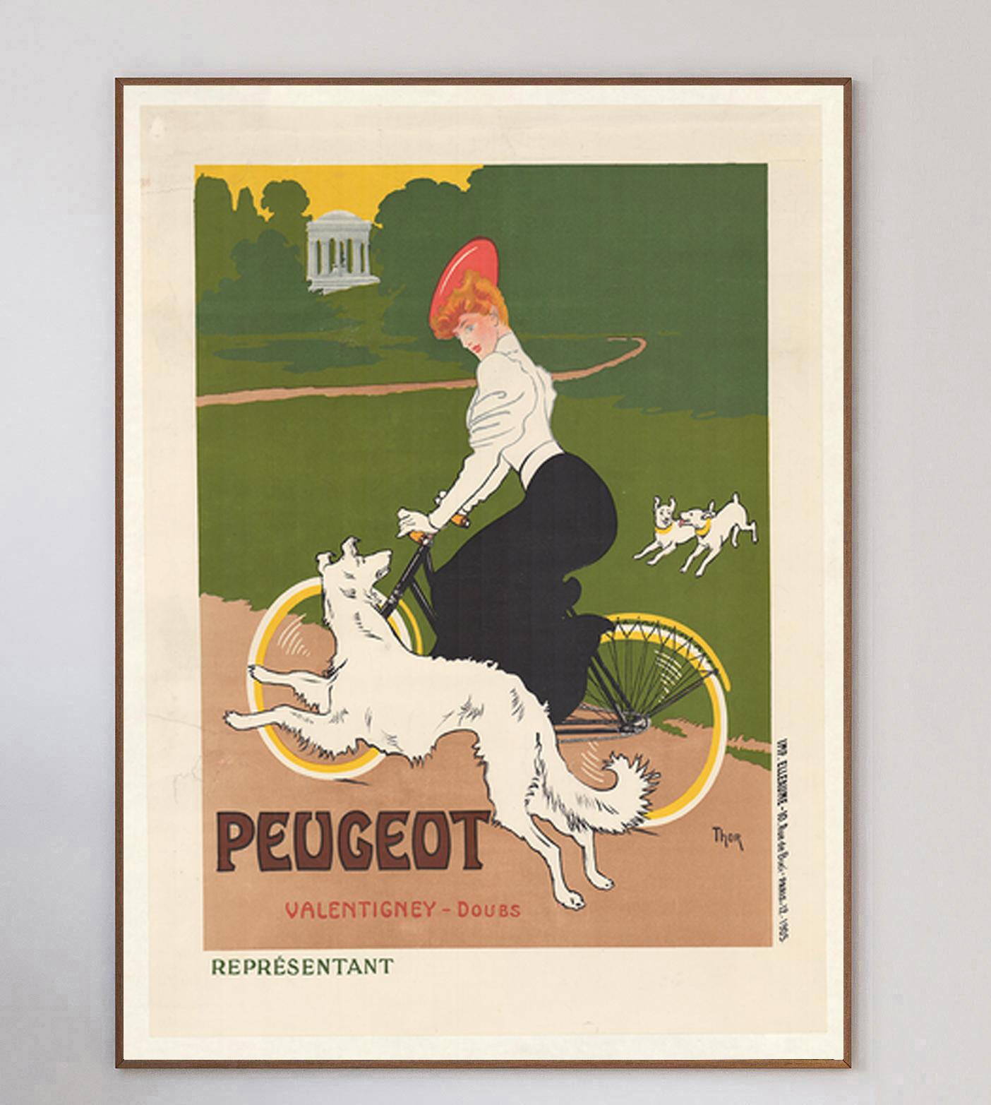 Cette magnifique affiche a été créée en 1905 par le peintre et illustrateur allemand Walter Thor. Promouvant les Cycles Peugeot dans la commune de Valentigney, dans le Doubs, en France, l'œuvre d'art montre une femme faisant du vélo avec ses chiens