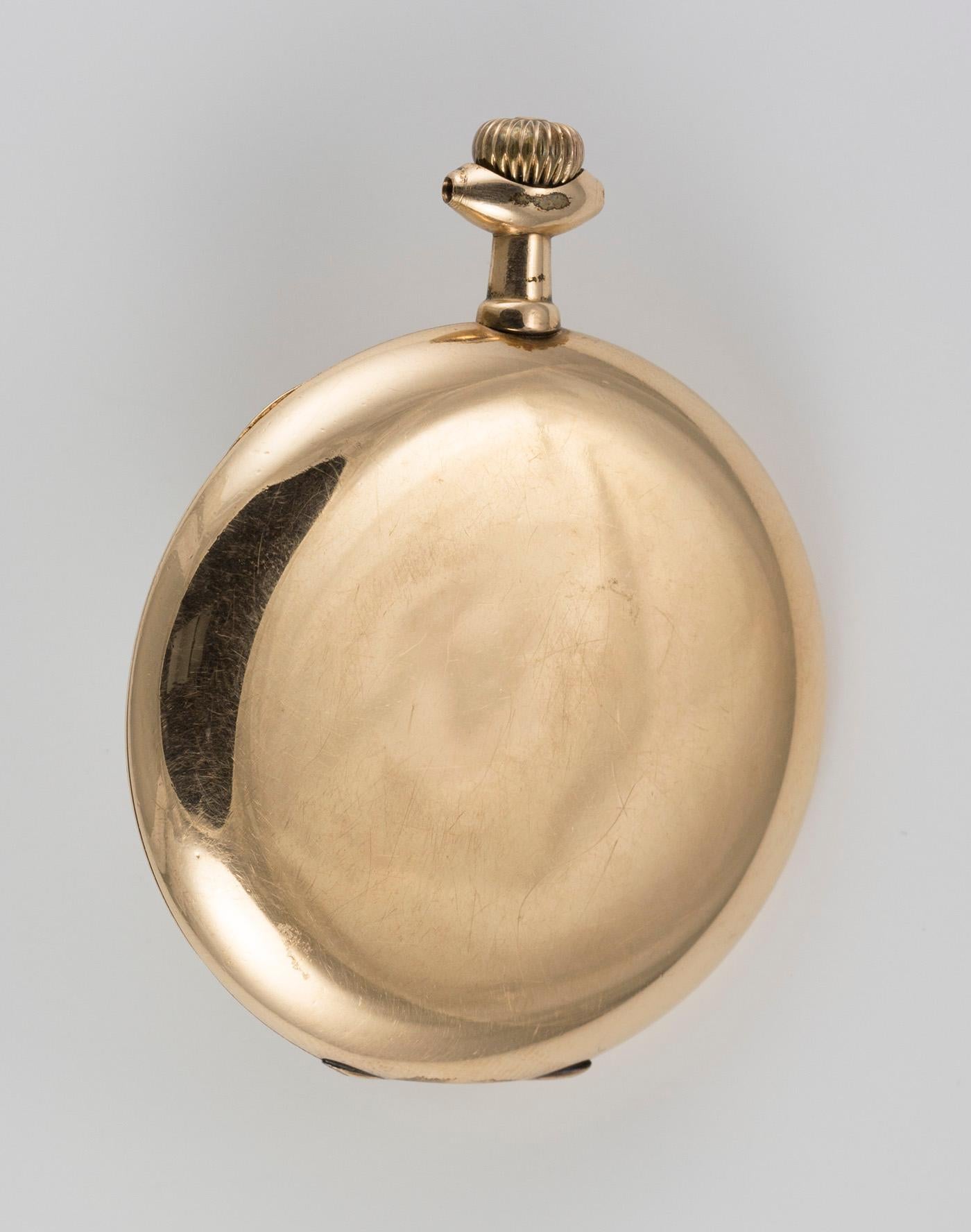 1906-A 43 mm (quer über das Zifferblatt) Taschenuhr von Waltham in einem ausklappbaren Gehäuse. 
25 Jahre Garantie auf das goldgefüllte Gehäuse. 
Das doppelt versenkte Metallzifferblatt trägt arabische Ziffern und Rautezeichen im Stundenkapitel, das