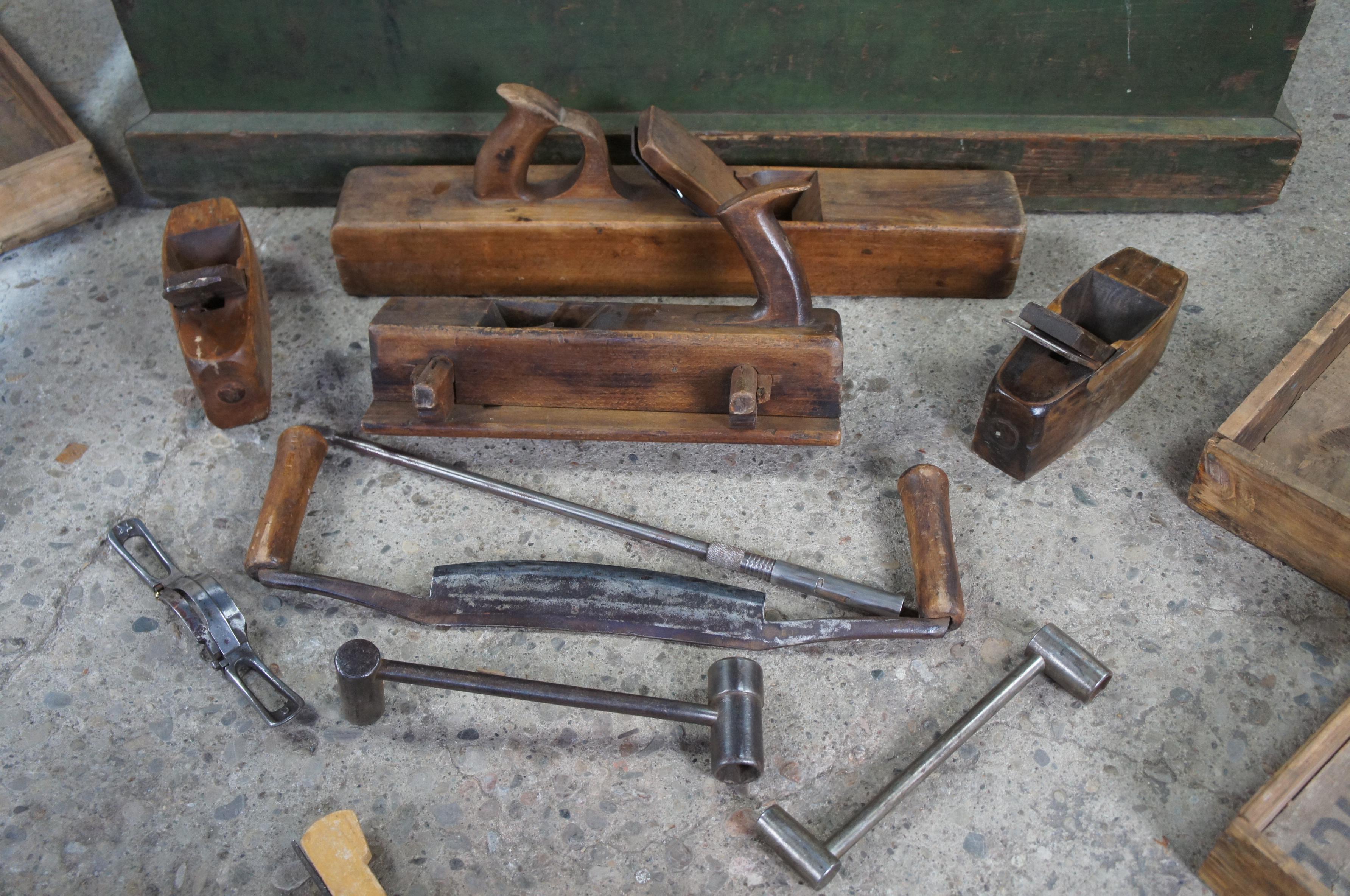Coffre-fort d'outils de menuisiers en pin ancien de 1906, solide boîte, Saws à disston et jardinières en vente 1