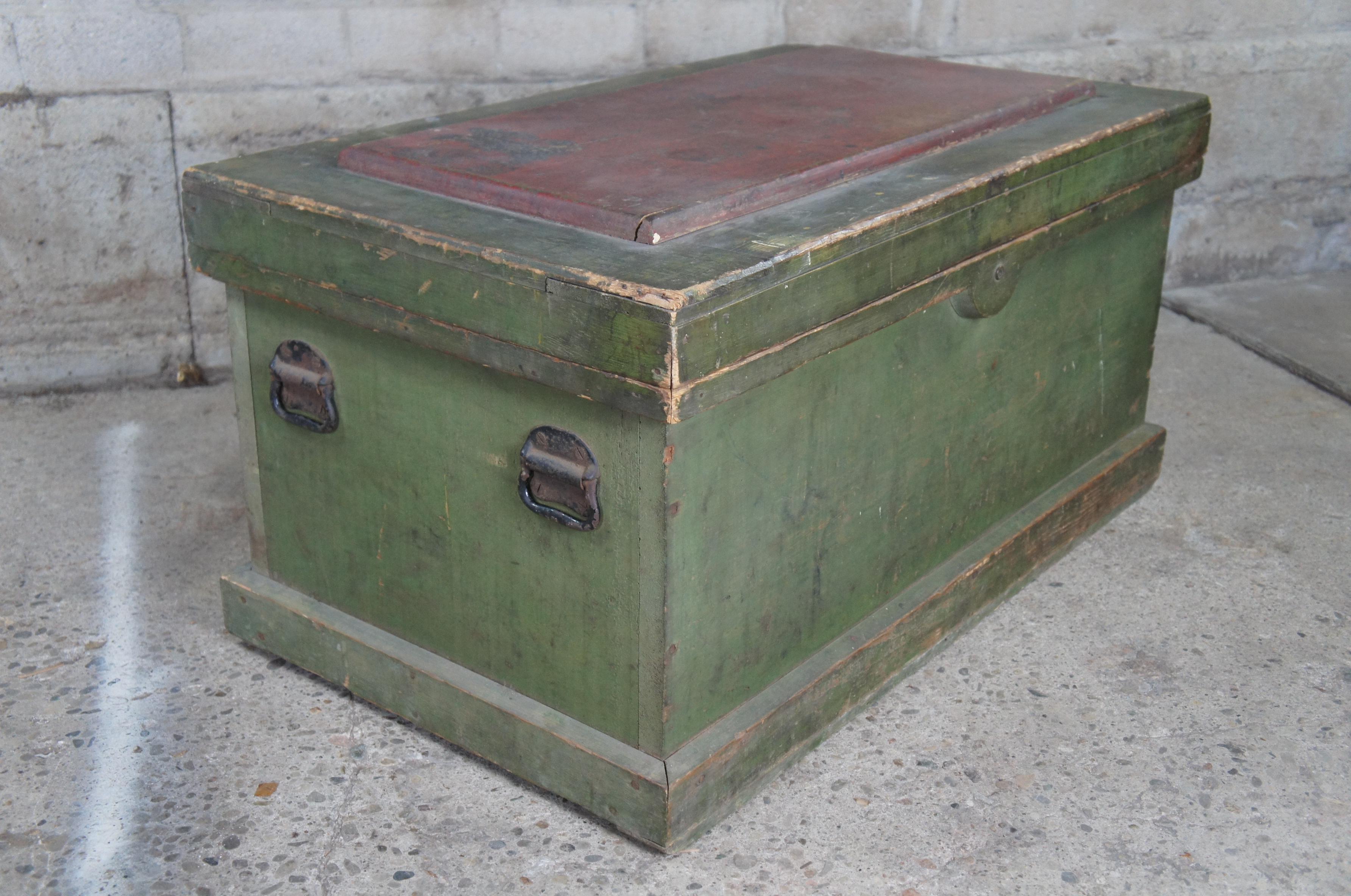 Coffre-fort d'outils de menuisiers en pin ancien de 1906, solide boîte, Saws à disston et jardinières en vente 2