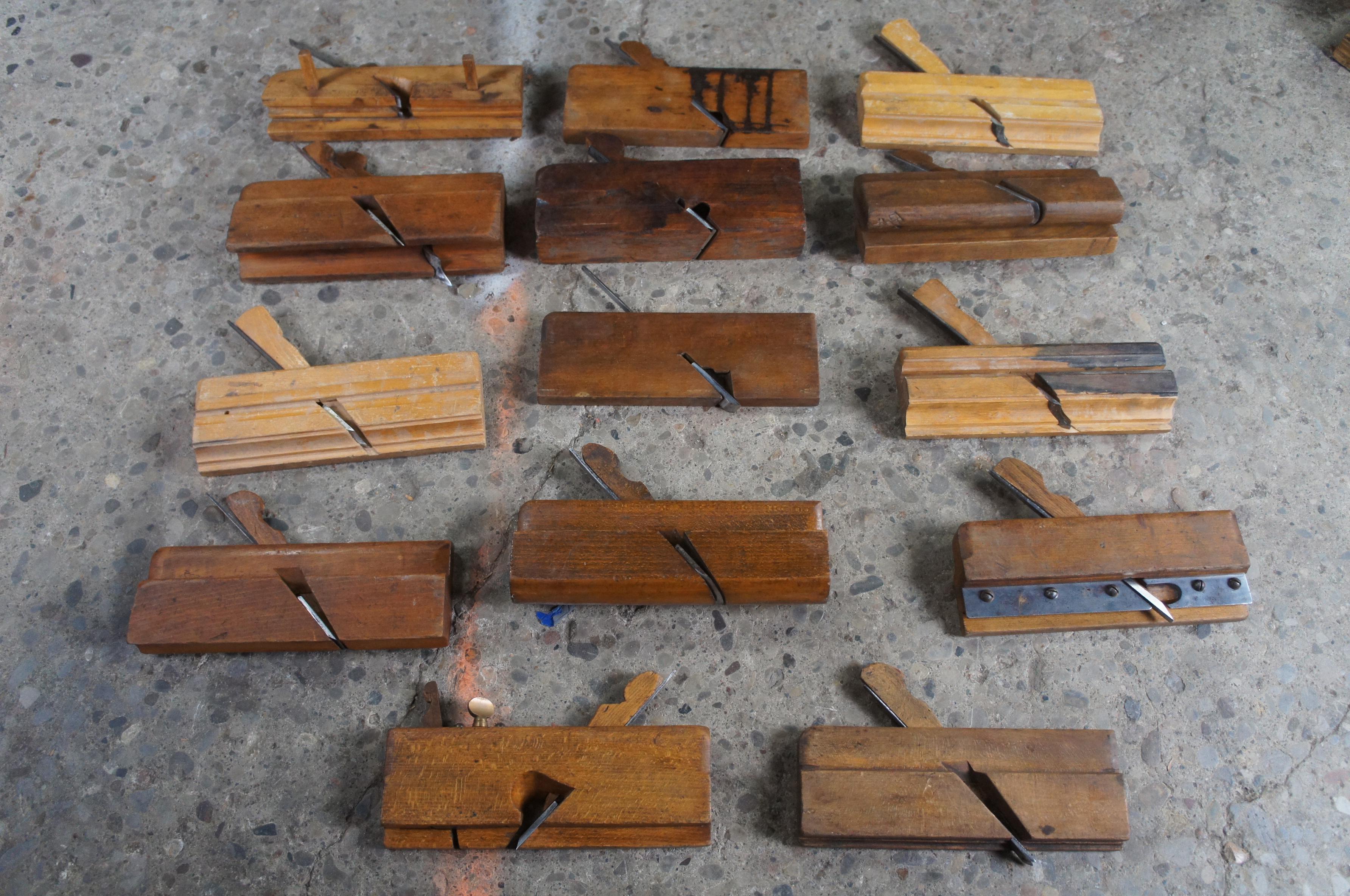 Métal Coffre-fort d'outils de menuisiers en pin ancien de 1906, solide boîte, Saws à disston et jardinières en vente