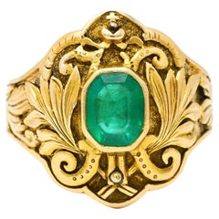 1906 Art Nouveau Emerald 18 Karat Yellow Gold Foliate Antique Band Ring