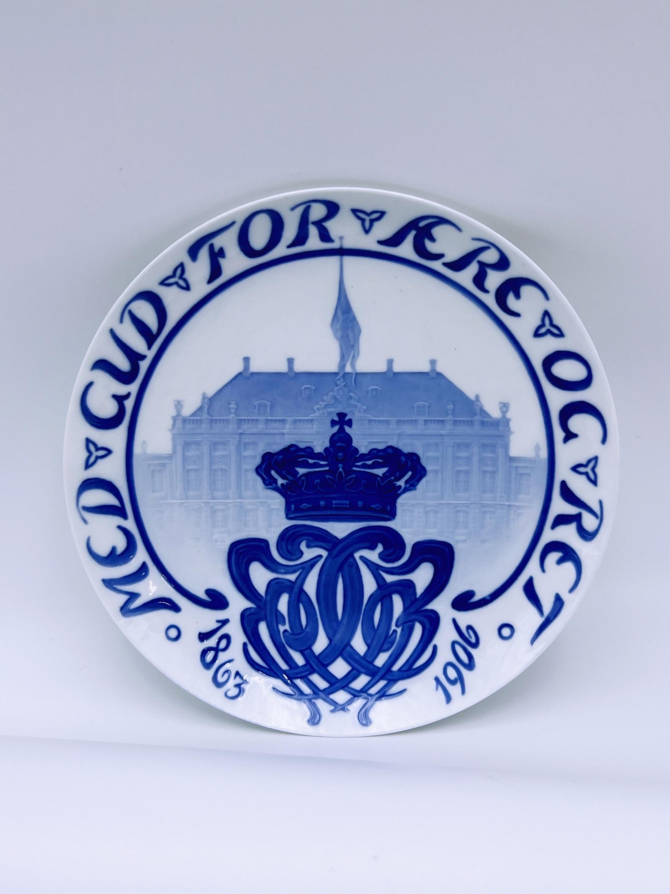 Primitive antique wall hanging plate from 1906 by Bing & Grondahl / Grøndahl, Denmark with stunning blue and white relief decoration. 

Relief Inscription 