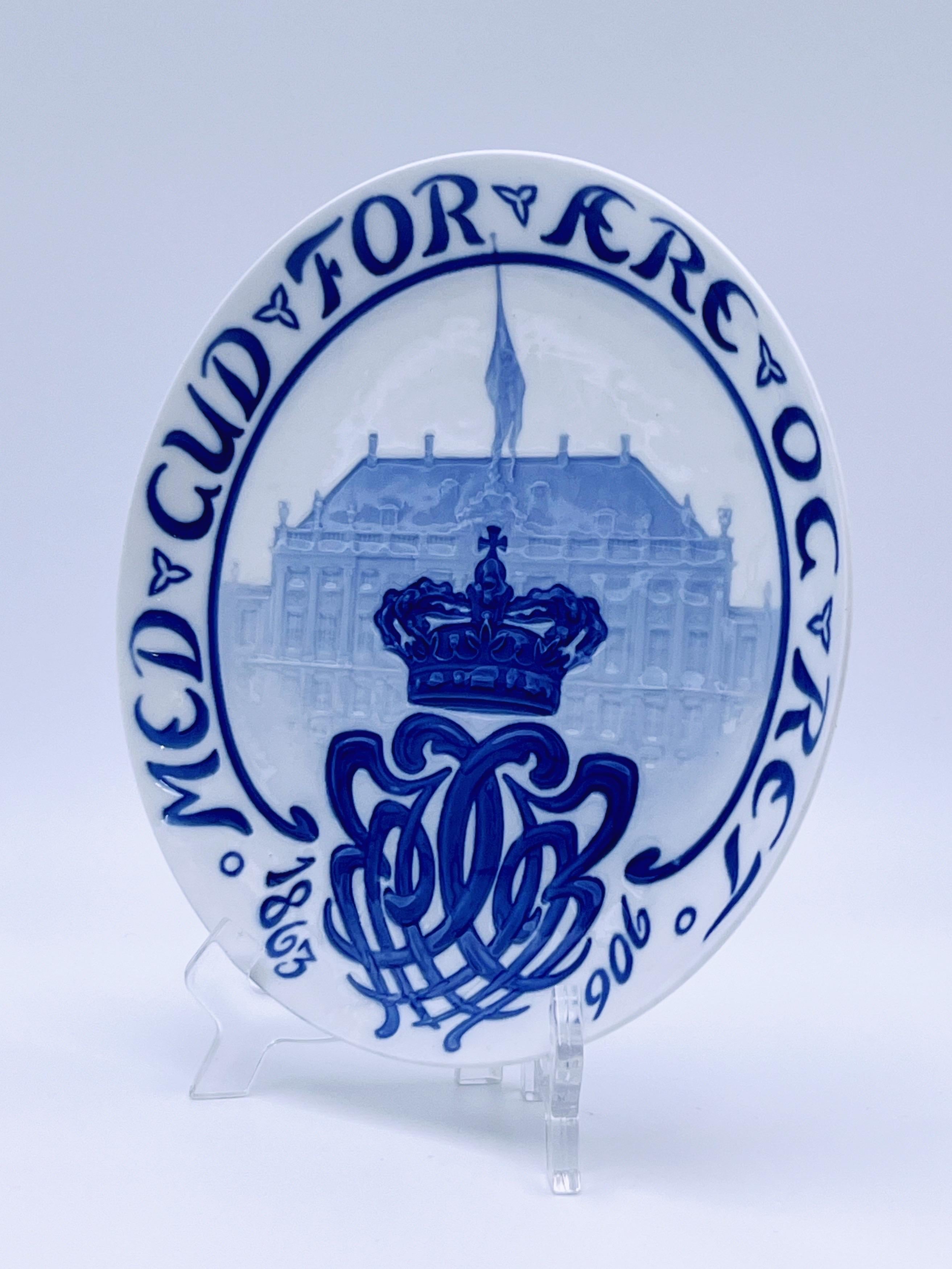1906 Danish B&G King Christian IX Commemorative Plate With Relief Pattern In Excellent Condition For Sale In Skien, NO