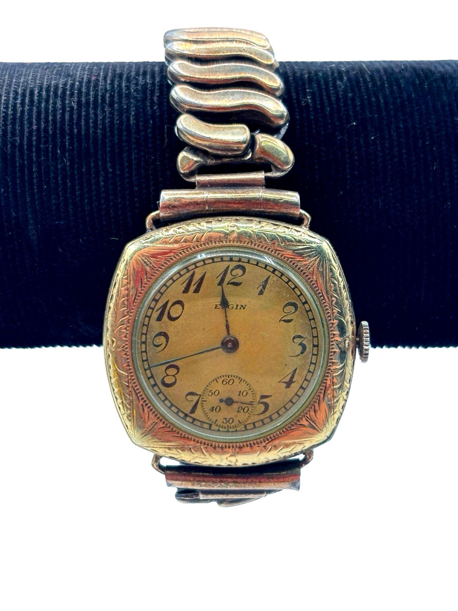 Este reloj de pulsera octogonal de 1906 con caja Fahys Bristol. El reloj presenta una exclusiva caja octogonal de plata dorada con motivos geométricos. Protegido por un cristal abombado, el intrincado movimiento mecánico del reloj. Tesoro de