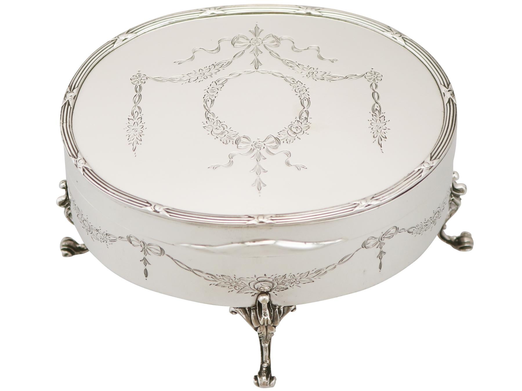 An exceptional, fine and impressive antique Edwardian English sterling silver jewellery / trinket box; an addition to our ornamental silverware collection.

This exceptional antique Edwardian sterling silver jewellery box has an oval form.

The