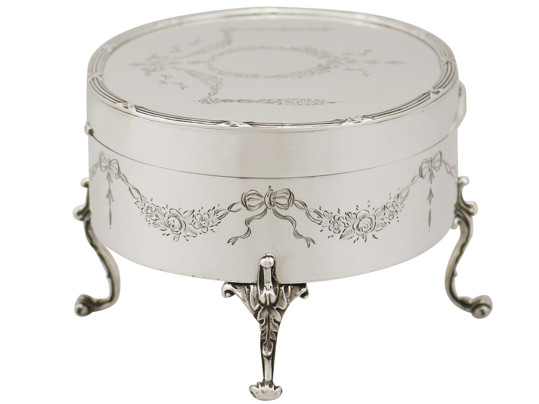English 1906 Sterling Silver Jewelry or Trinket Box by Goldsmiths & Silversmiths Co Ltd