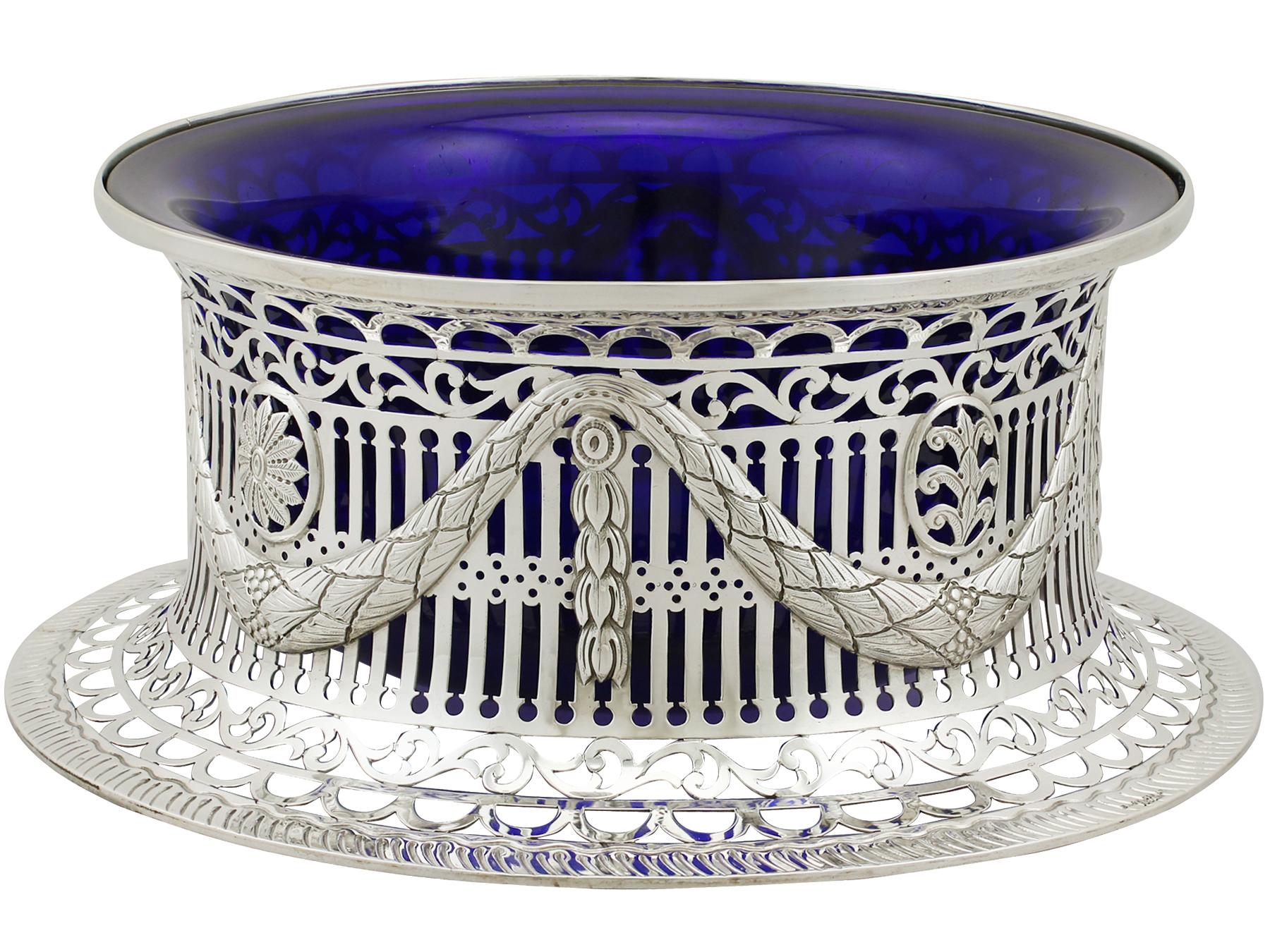 An exceptional, fine and impressive antique Edwardian Irish sterling silver dish ring; an addition to our ornamental silverware collection.

This exceptional antique Edwardian Irish sterling silver dish ring with blue liner has a circular waisted