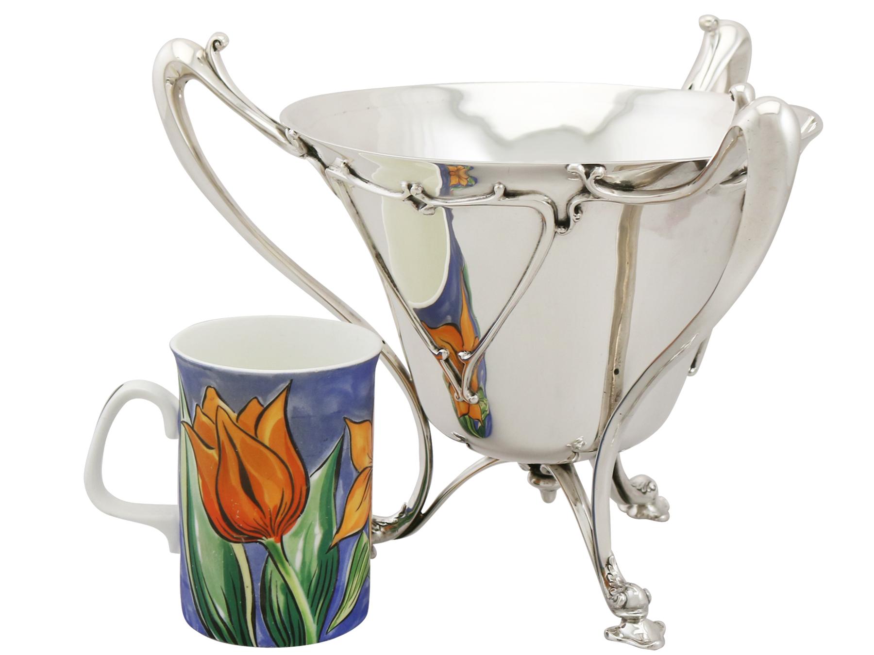 An exceptional, fine and impressive antique Edwardian English sterling silver tyg cup, made by Mappin & Webb Ltd in the Art Nouveau style; an addition to our ornamental silverware collection.

This exceptional antique sterling silver tyg cup has a