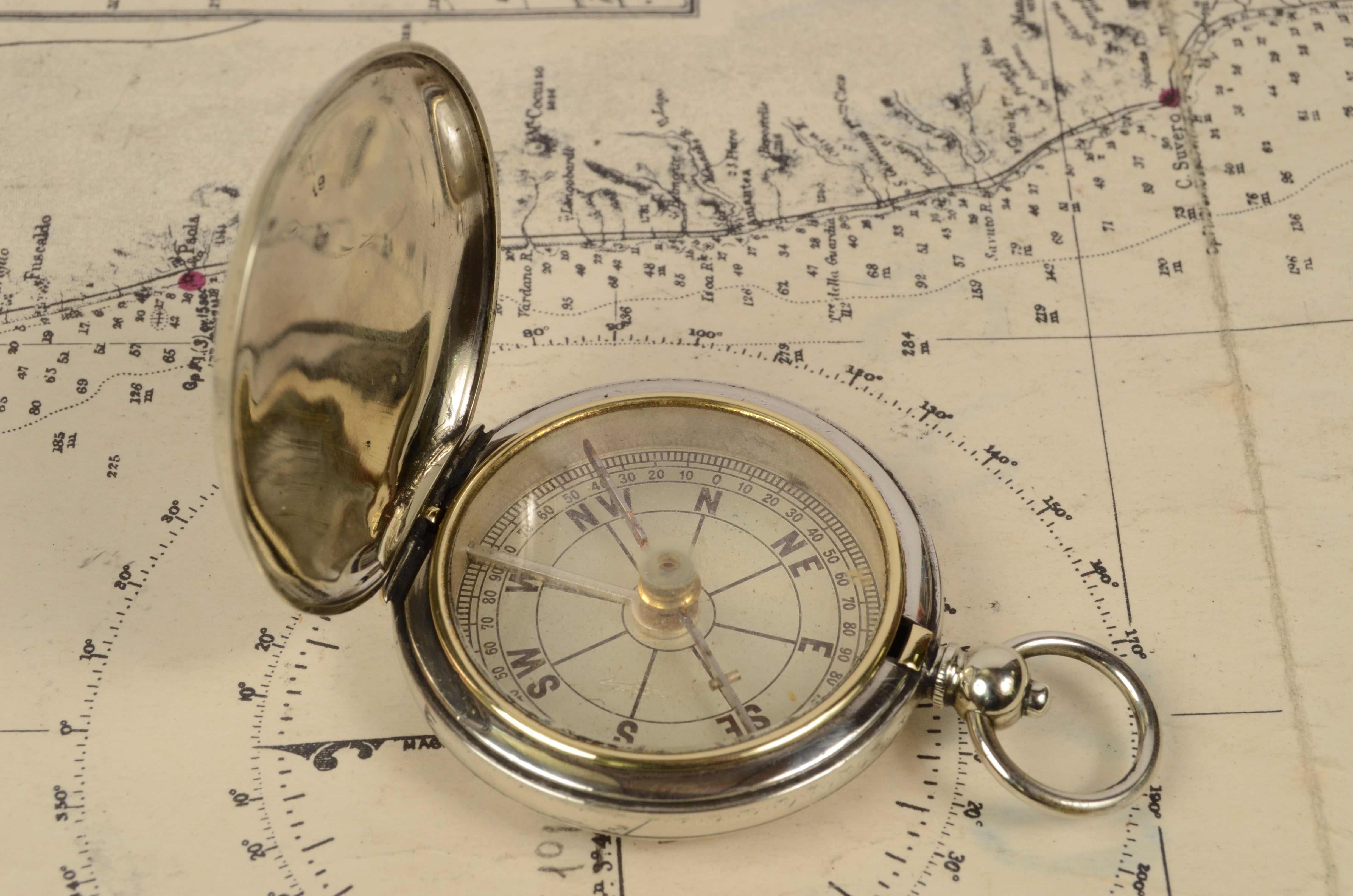 Pocket compass chrome plated brass with the shape of a pocket watch, with lid engraving K.F. Perkins 1907.
The compass has a snap-on cover with release button inside the ring. Compass card with eight winds complete with a goniometric circle for the