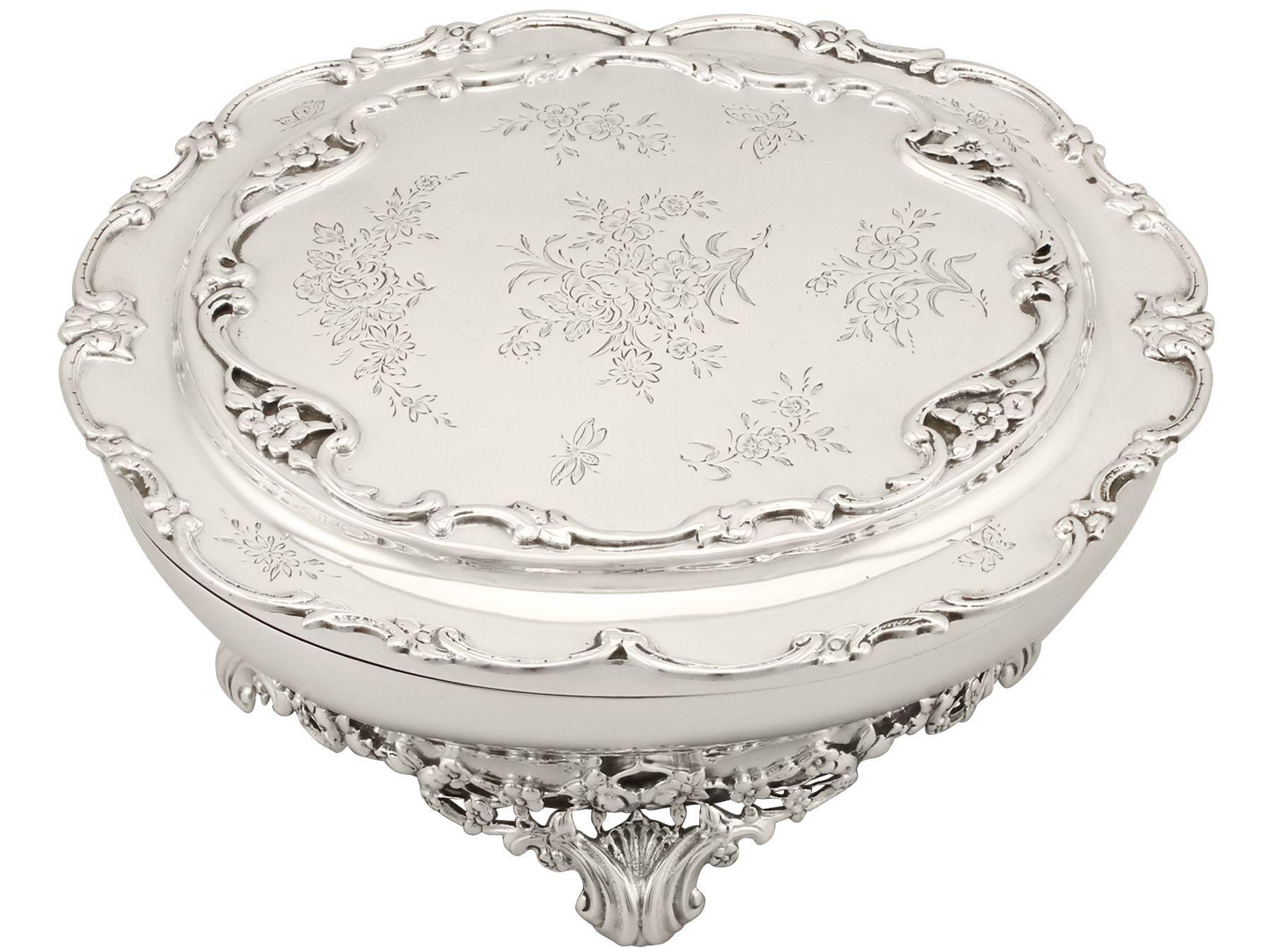 An exceptional, fine and impressive antique Edwardian English sterling silver jewelry/trinket box; an addition to our ornamental silverware collection

This exceptional antique Edwardian sterling silver jewelry box has an oval rounded shaped