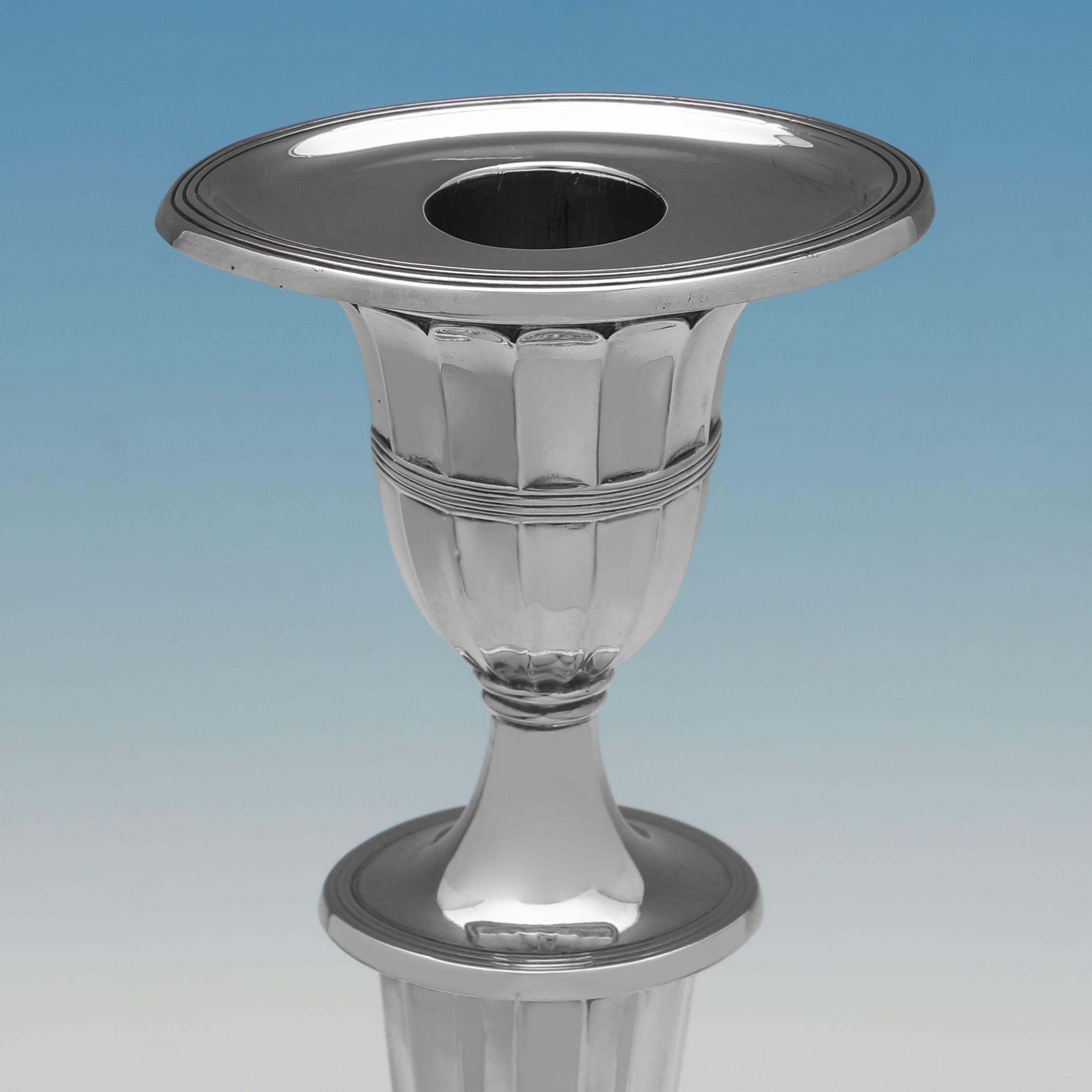 Inglese Candelieri ovali in argento sterling del 1908 di Sharman D. A. Neill Ltd. in vendita