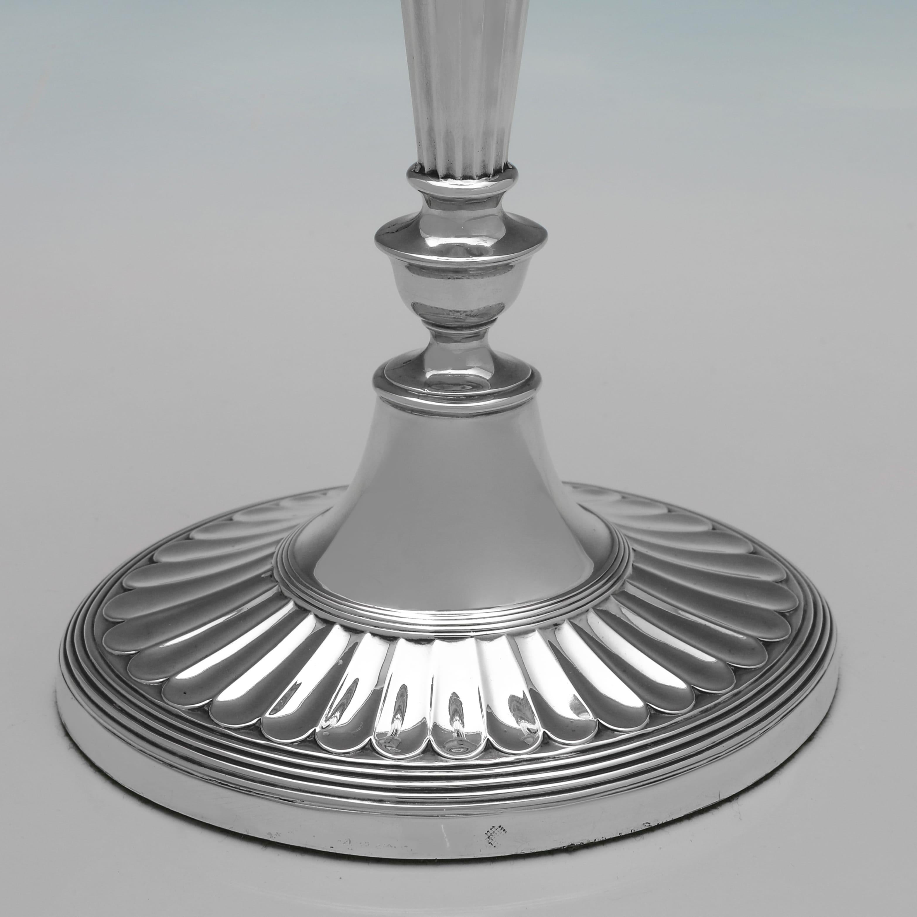 Candelieri ovali in argento sterling del 1908 di Sharman D. A. Neill Ltd. In condizioni buone in vendita a London, London