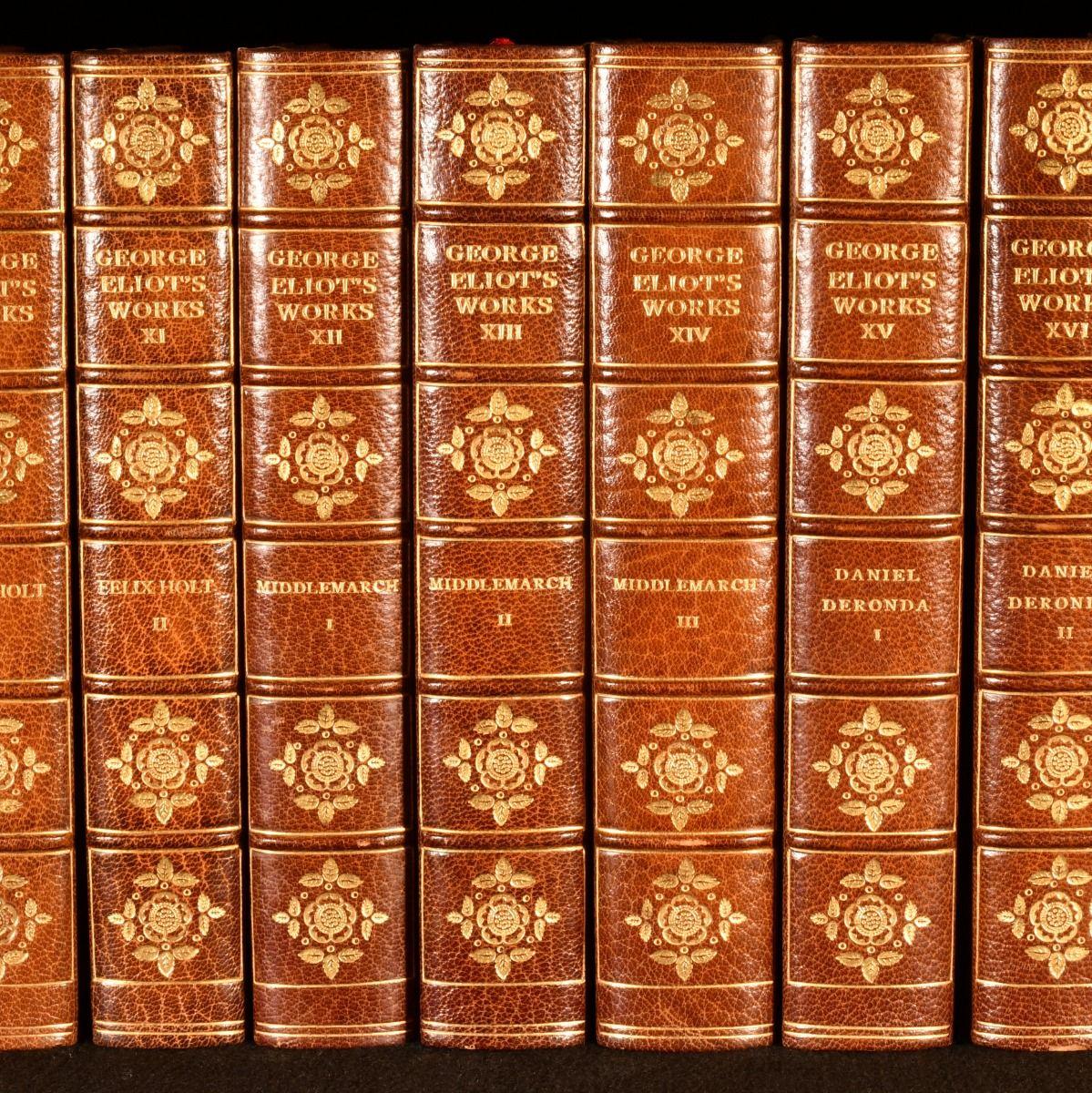Une magnifique édition limitée de vingt-cinq volumes sur grand papier des œuvres de George Eliot, en demi-chagrin écrasé, et illustrée tout au long de l'ouvrage.

Cette série est le numéro 85 des 750 copies papier produites.

Reliure en