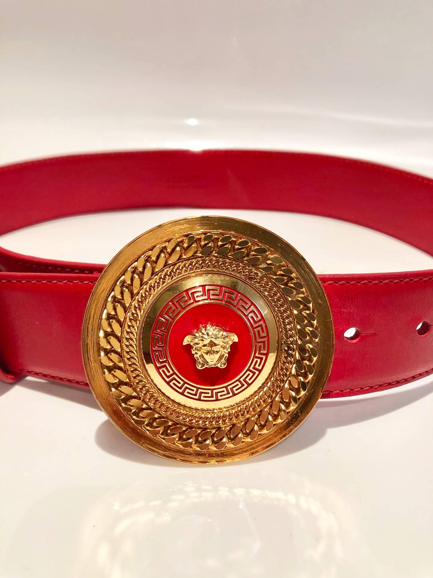 Rare Versace red leather belt featuring Gold tone metal Medusa medallion buckle belt, chain detail around medusa head 

Condition: 1980s, vintage, very good, wear consistent with wear, slight signs of usage in inside of buckle, barely