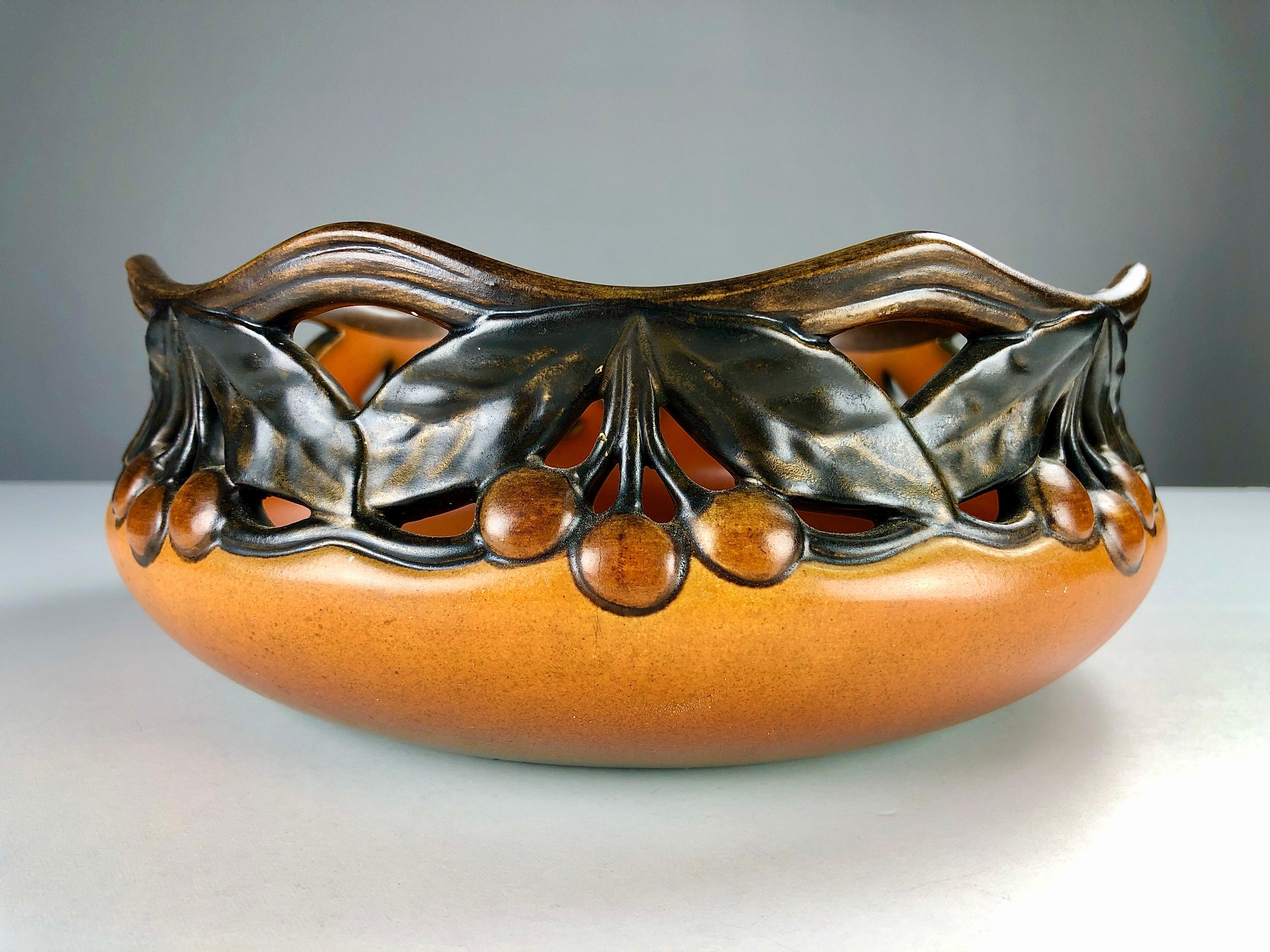 Hand crafted Art Nouveau bowl designed by the Danish sculptor Karen Hagen for P. Ipsens Enke in 1909.

The art nuveau cherry bowl is in excellent condition.

P. Ipsens Enke (1843 - 1955) was a very succesfull company that especially during the first