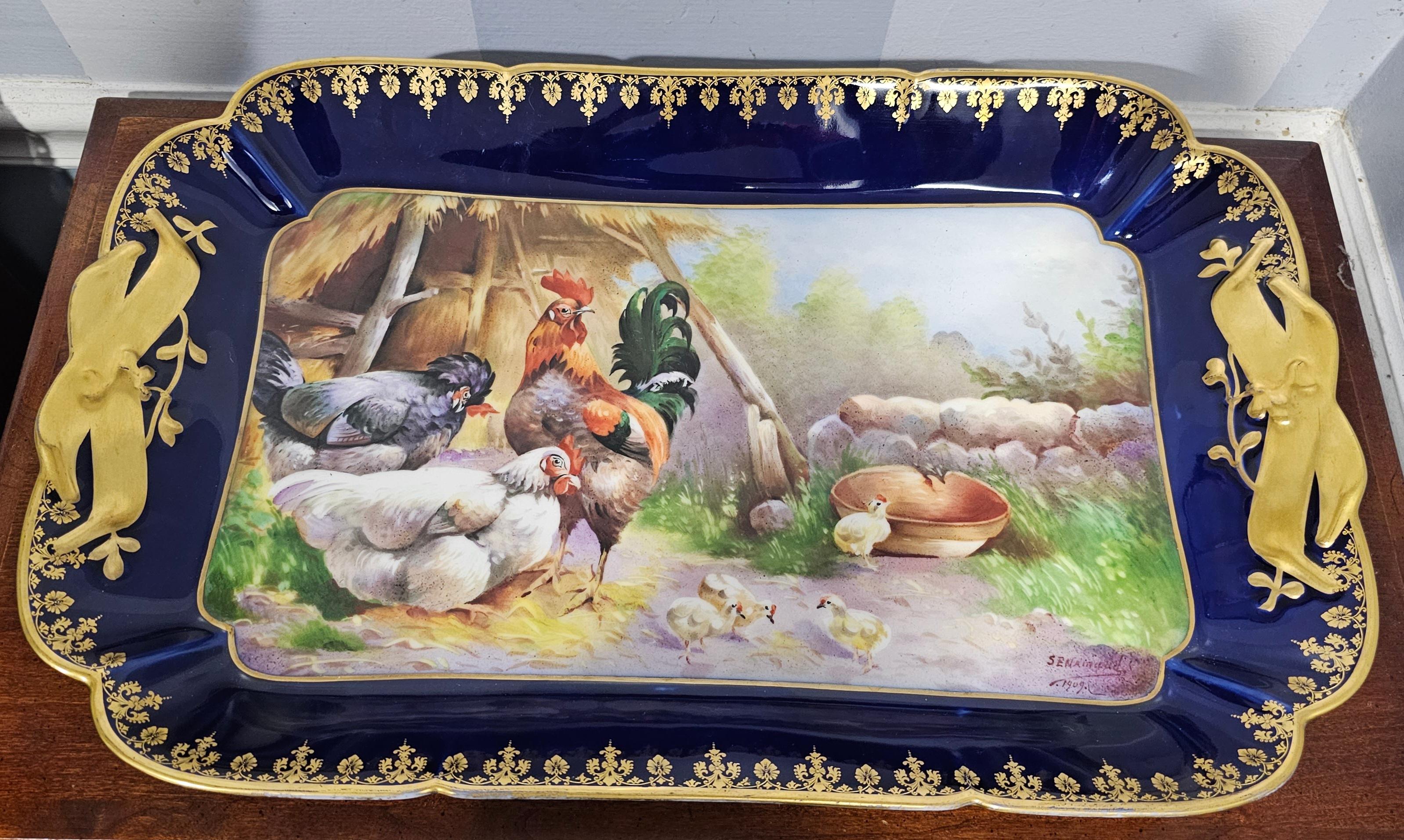 Plato grande de Limoges de 1909 pintado a mano en azul cobalto y decorado con doble dorado, firmado. Mide 19