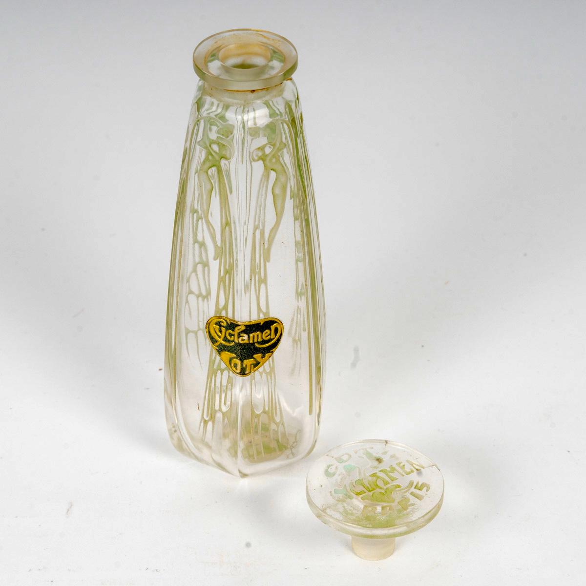 1909 René Lalique Perfume Bottle Cyclamen for Coty Glass Green Patina with Box In Good Condition For Sale In Boulogne Billancourt, FR