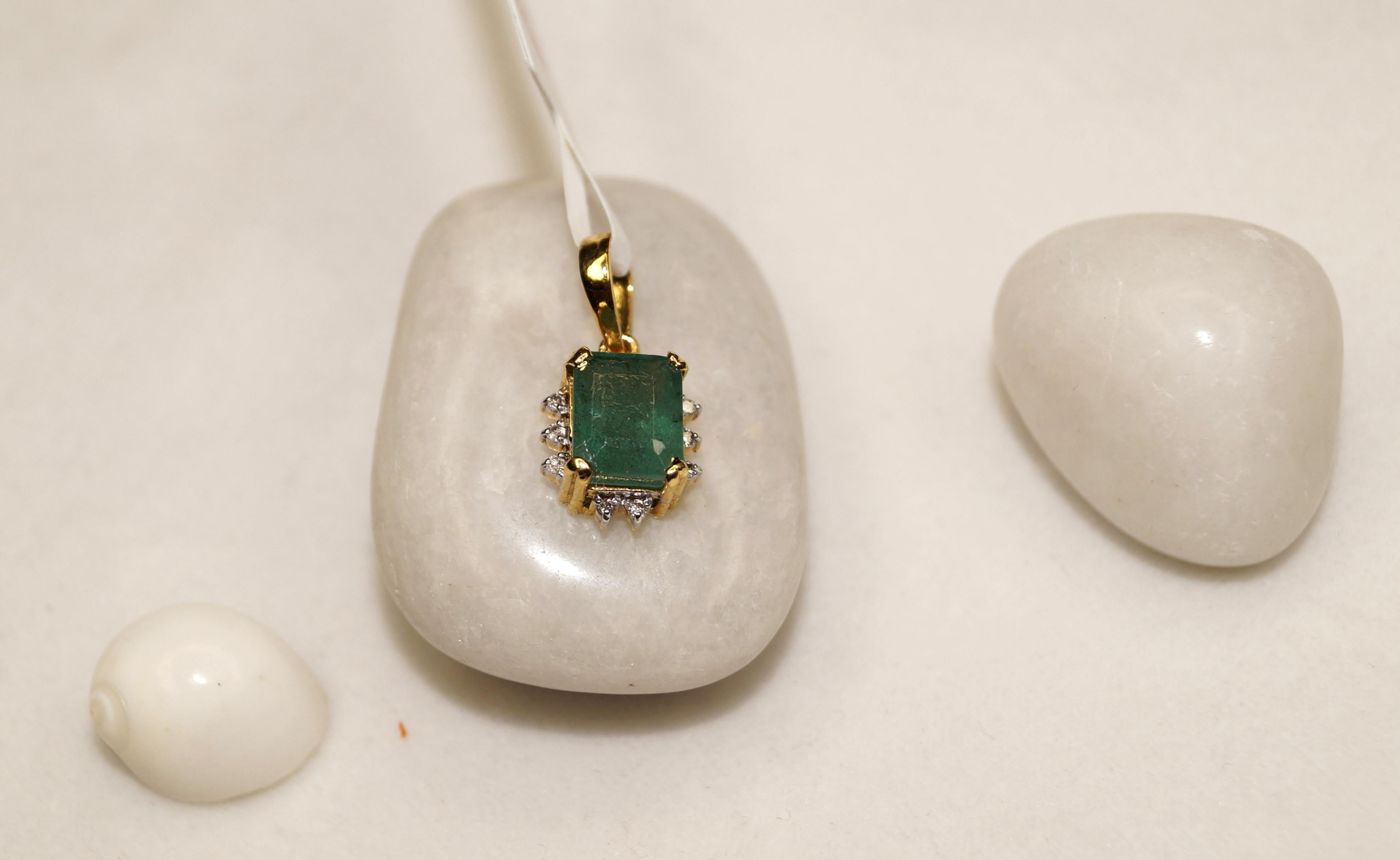 Art Nouveau IGI Certified Diamond Natural 2.35Ctw Emerald Pendant Hallmark 18K Gold Pendant For Sale