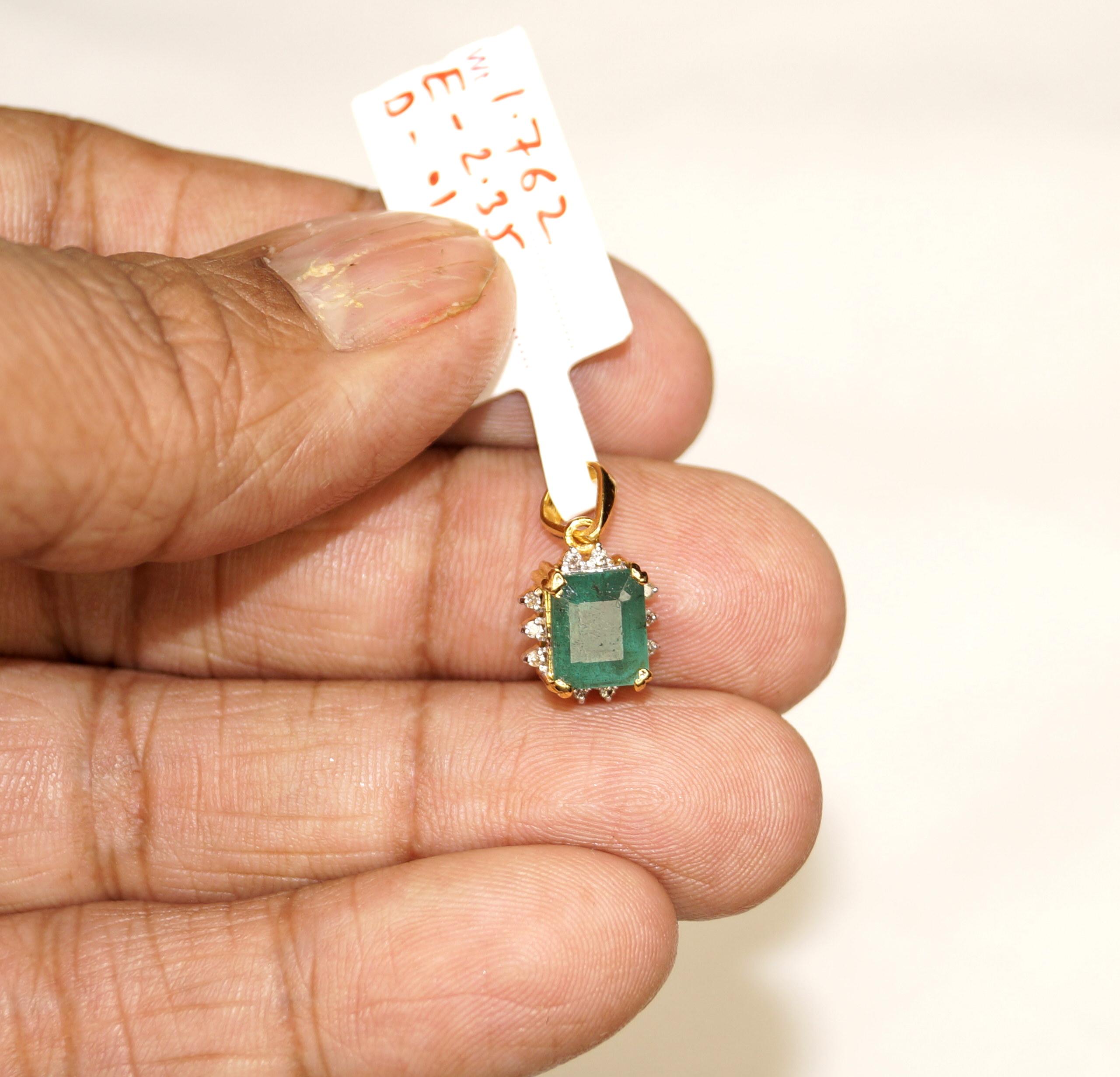 Emerald Cut IGI Certified Diamond Natural 2.35Ctw Emerald Pendant Hallmark 18K Gold Pendant For Sale